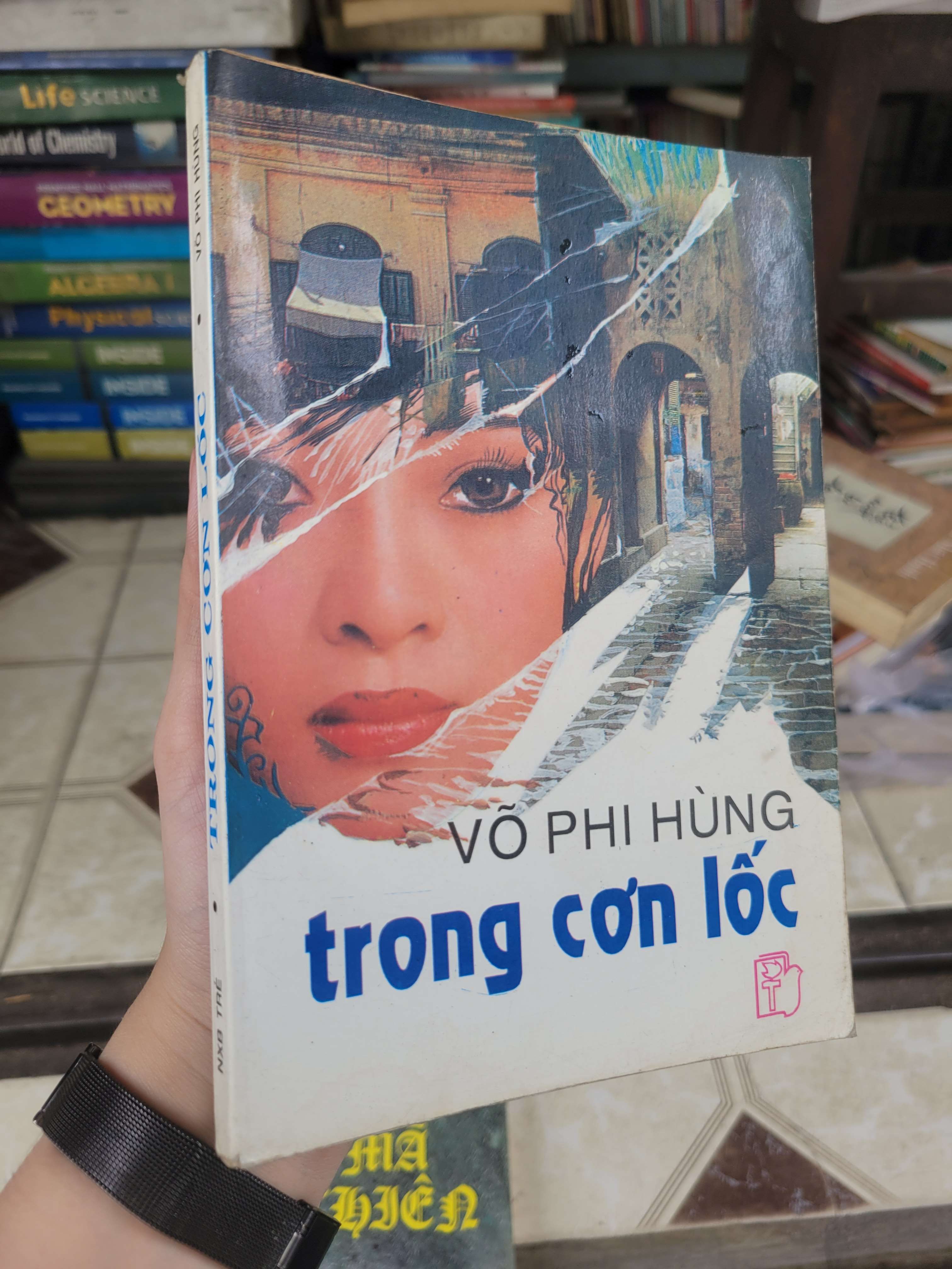 Trong cơn lốc - Võ Phi Hùng 1996 mới 70% bẩn bìa, ố, có chữ viết, có mộc (Sách văn học) BGB