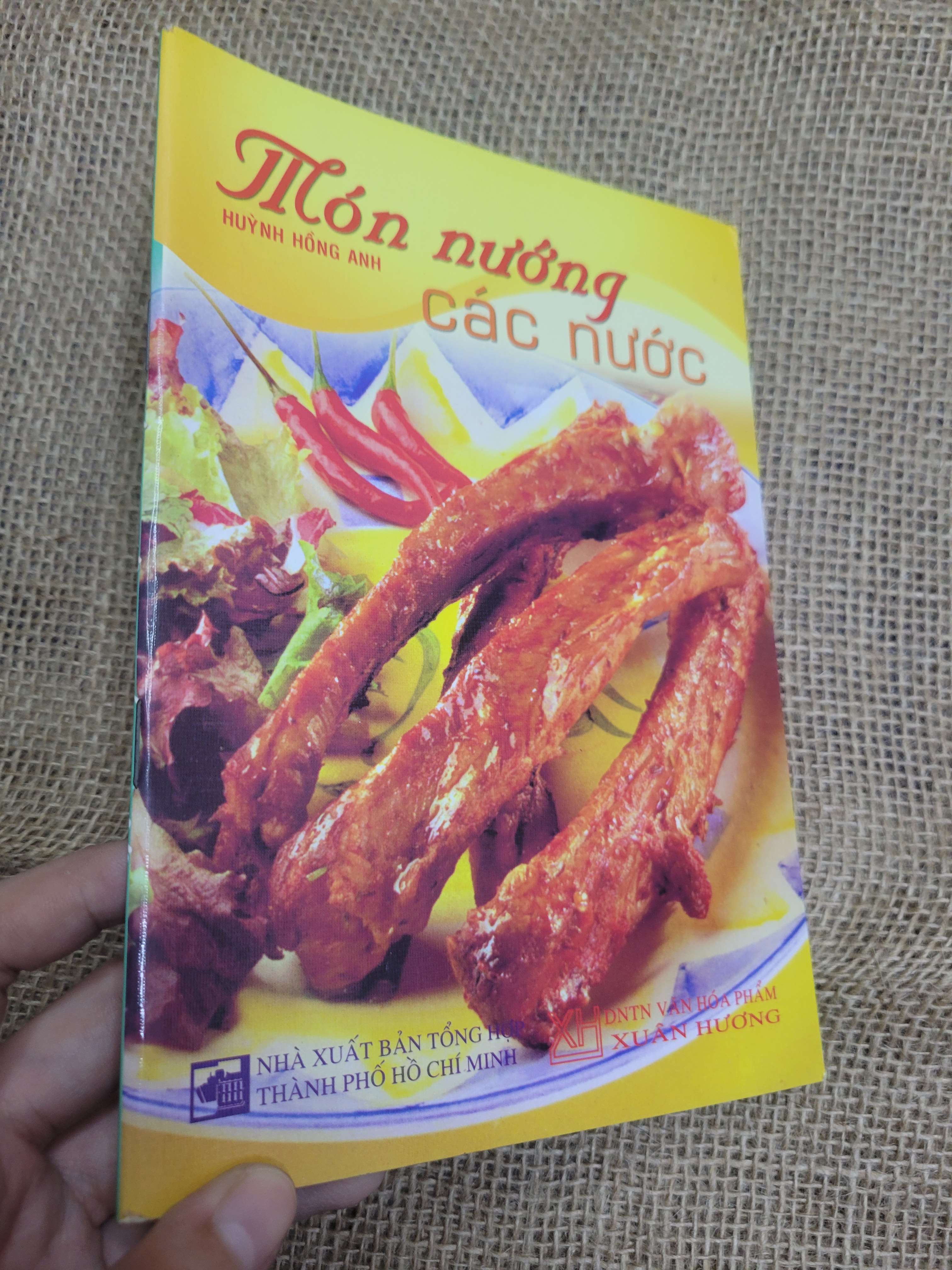 Món nướng các nước - Huỳnh Hồng Anh sách màu 2014 mới 80% bẩn bìa, ố (Sách kiến thức tổng hợp) HLSC