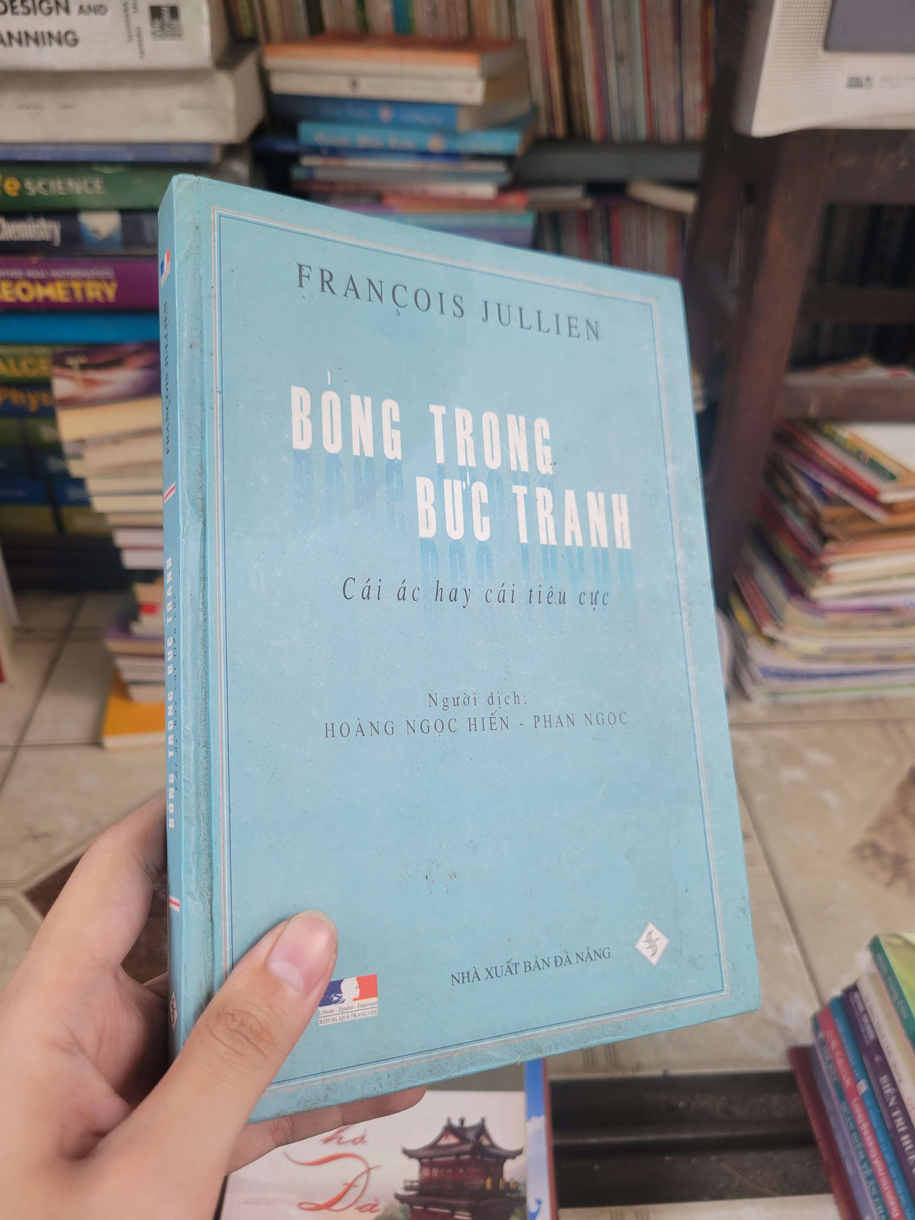 Bóng trong bức tranh cái ác hay cái tiêu cực - Francois Jullien bìa cứng 2005 mới 80% bẩn bìa, ố (Sách lịch sử - triết học) BGB