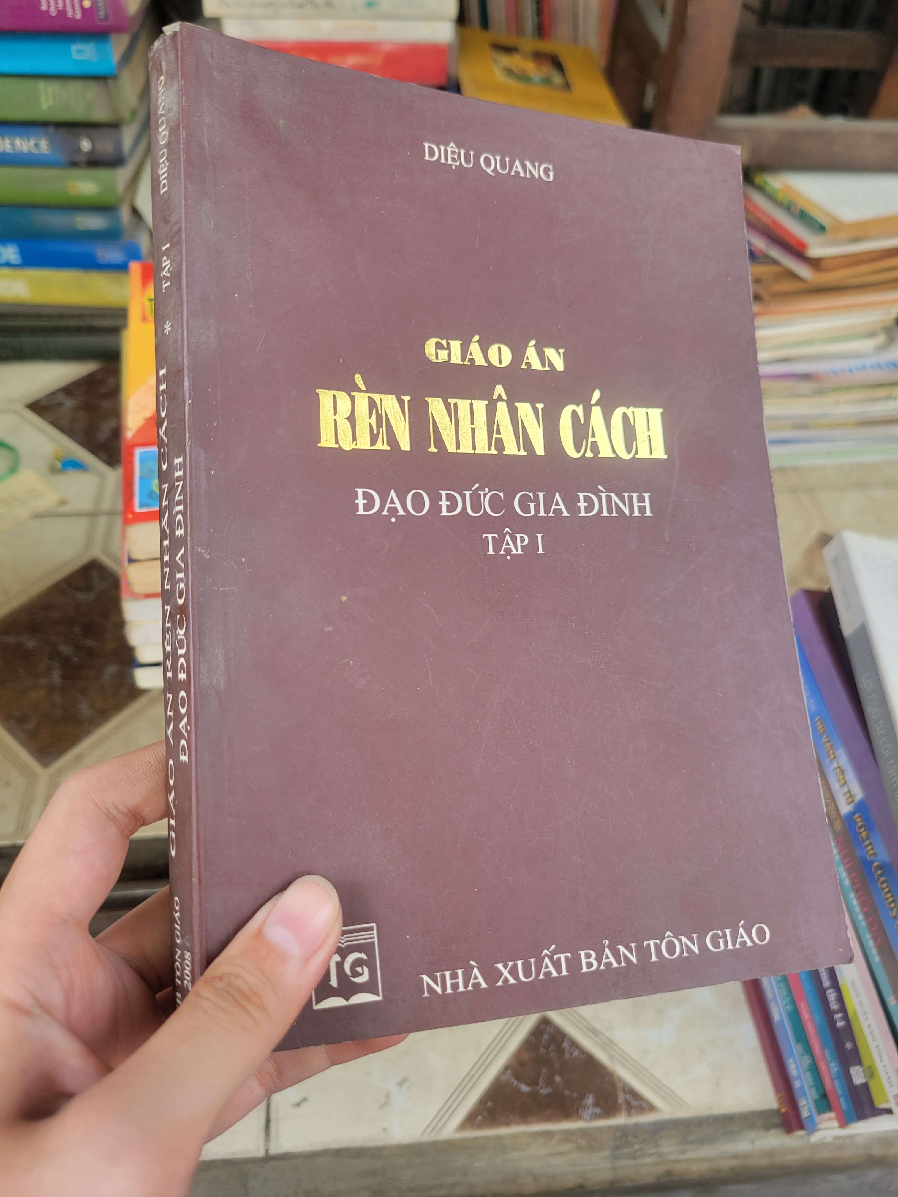 Giáo án rèn nhân cách đạo đức gia đình tập 1 - Diệu Quang 2008 mới 80% bẩn bìa, ố (Sách tôn giáo - tâm linh) BGB