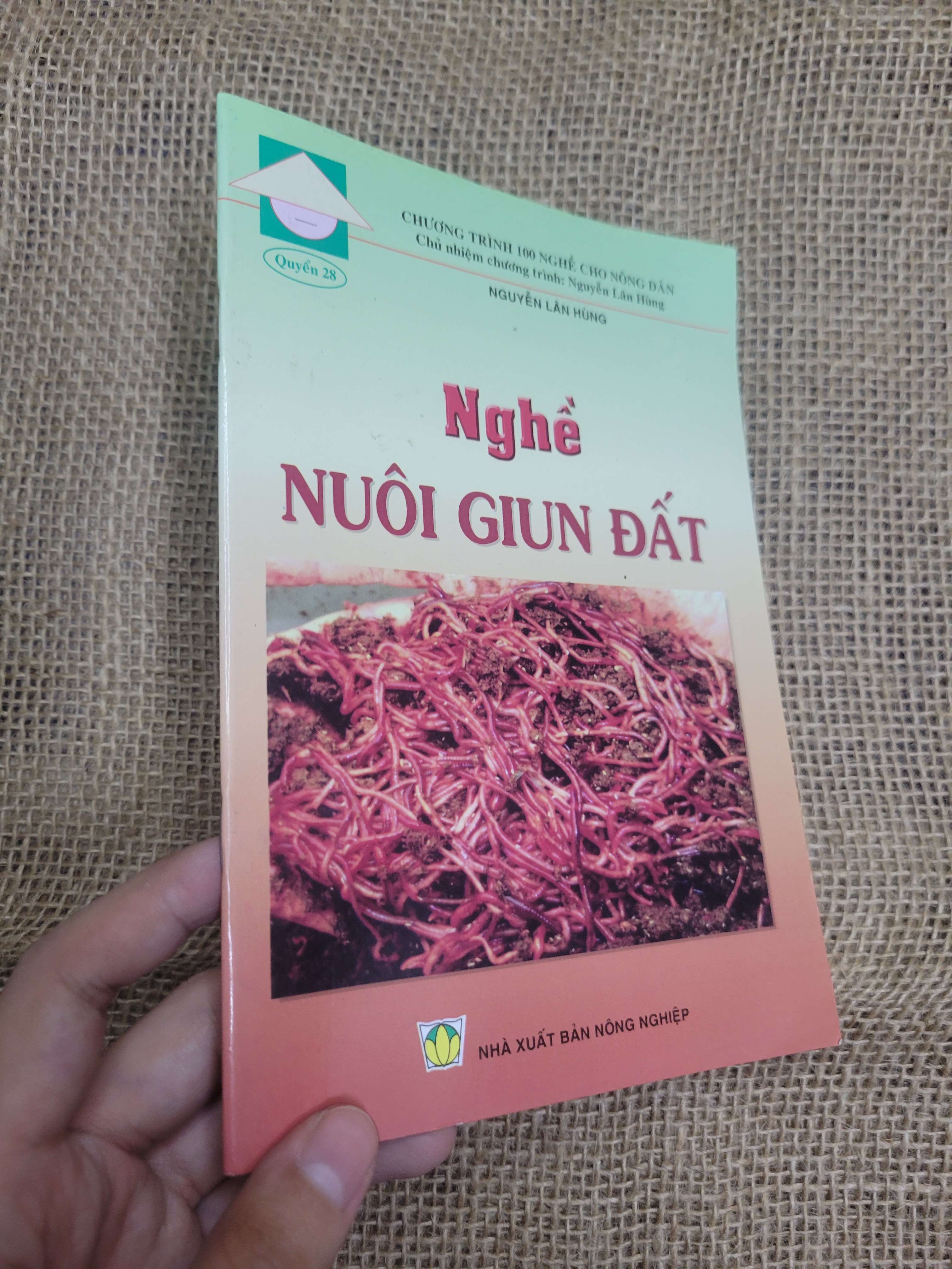 Nghề nuôi giun đất - Nguyễn Lân Hùng 2012 mới 80% bẩn bìa, ố (Sách kiến thức tổng hợp) HLSC