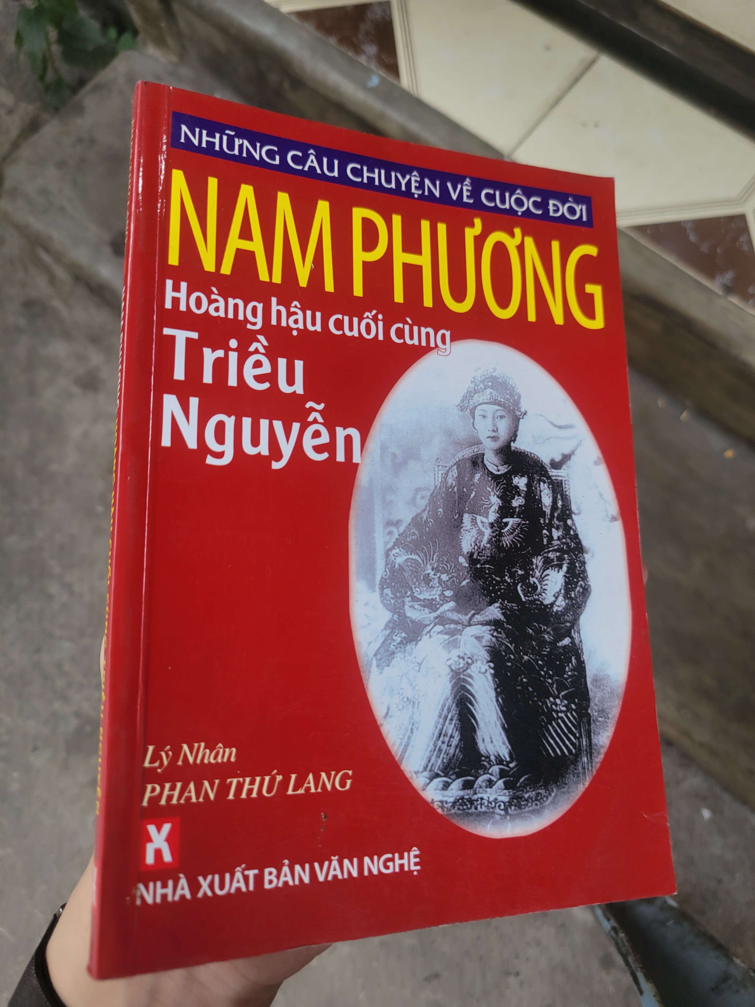Những câu chuyện về cuộc đời Nam Phương Hoàng hậu cuối cùng Triều Nguyễn - Lý Nhân, Phan Thứ Lang 2006 mới 80% ố, bẩn bìa (Lịch sử Việt Nam) BGB
