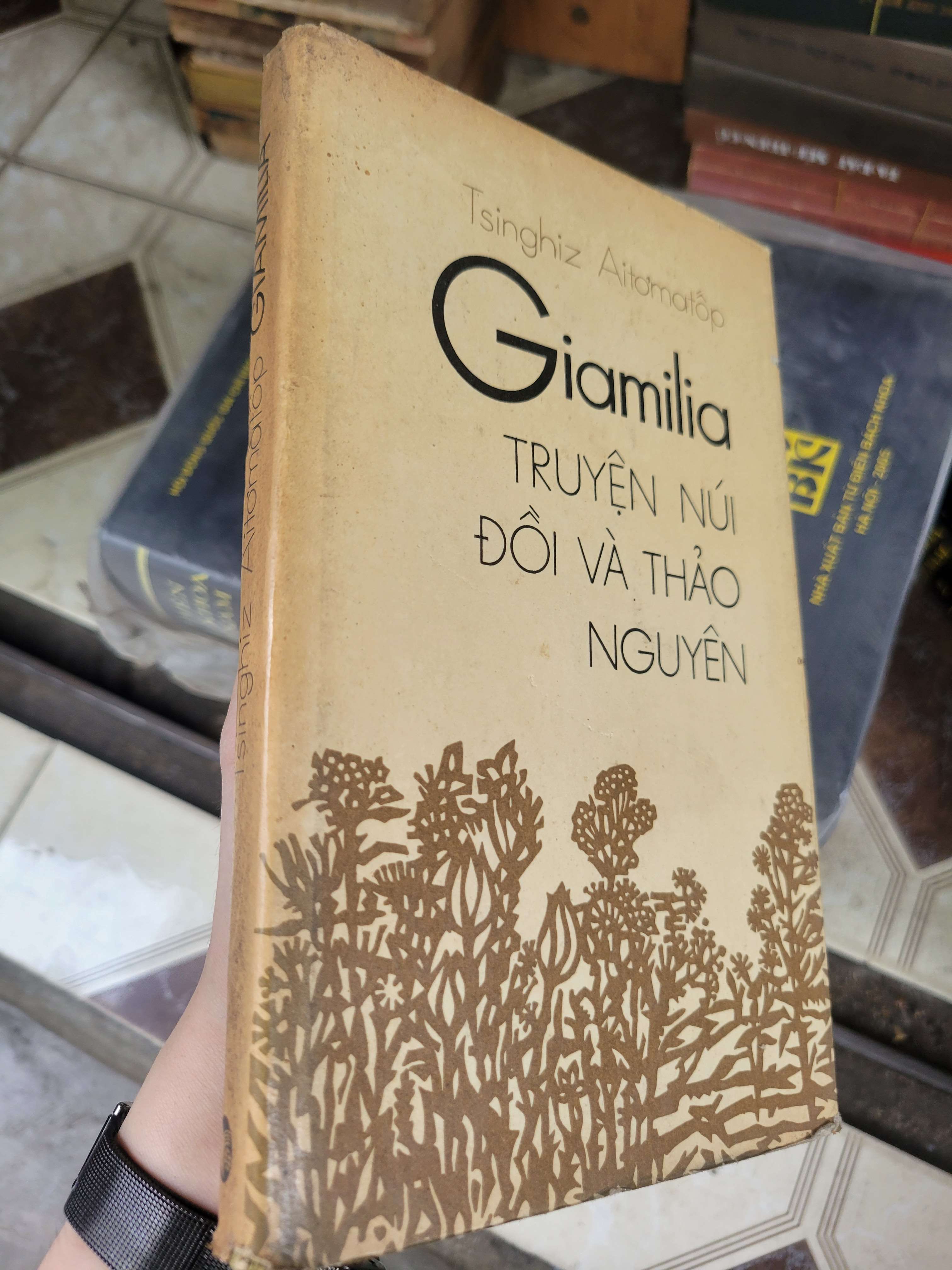 Giamilia truyện núi đồi và thảo nguyên - Tsinghiz Aitomatop bìa cứng 1984 mới 80% ố, bẩn bìa (Sách văn học) BGB