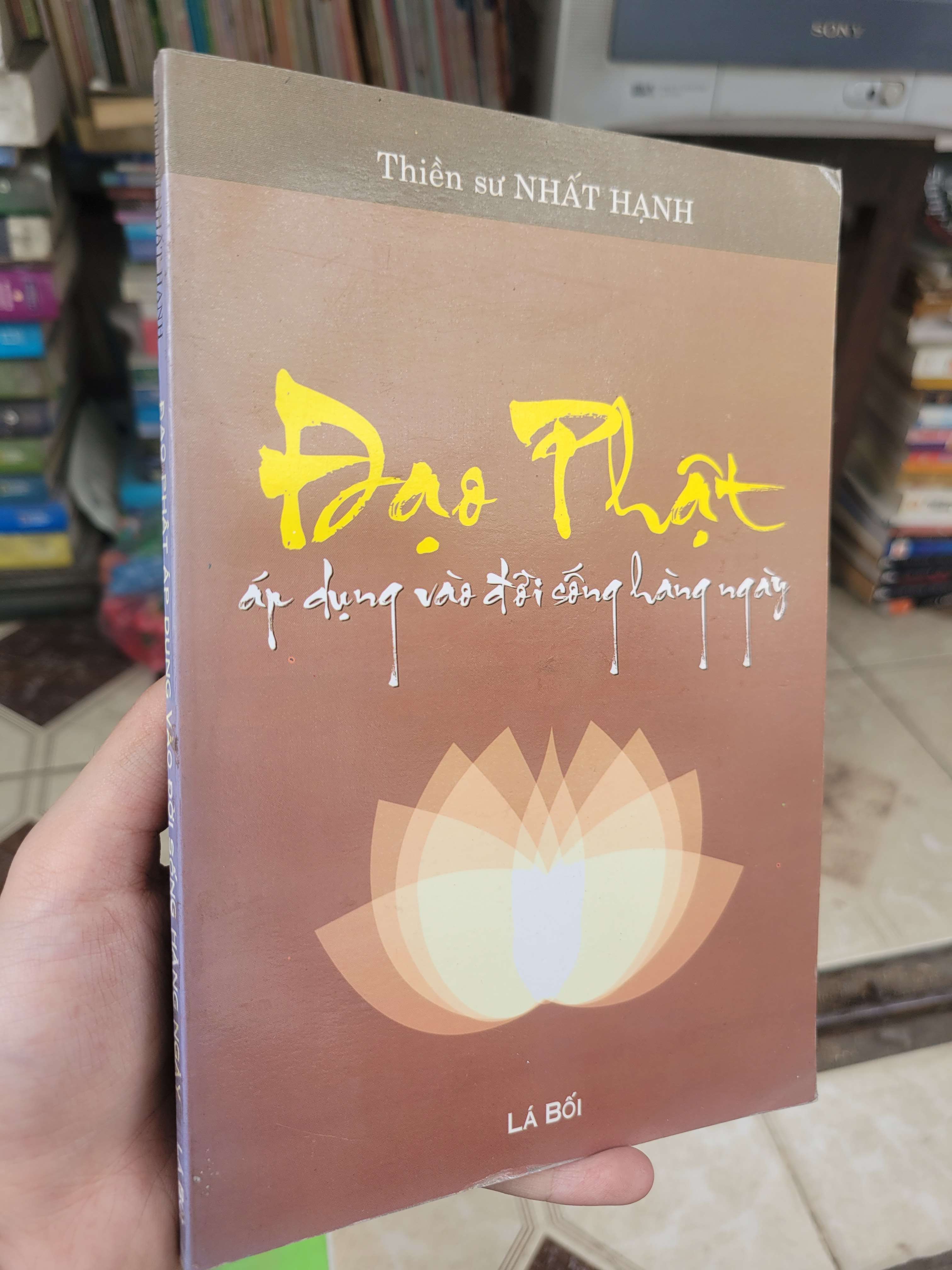 Đạo Phật áp dụng vào đời sống hàng ngày - Thiền sư Nhất Hạnh mới 80% ố, bẩn bìa (Sách tôn giáo - tâm linh) BGB