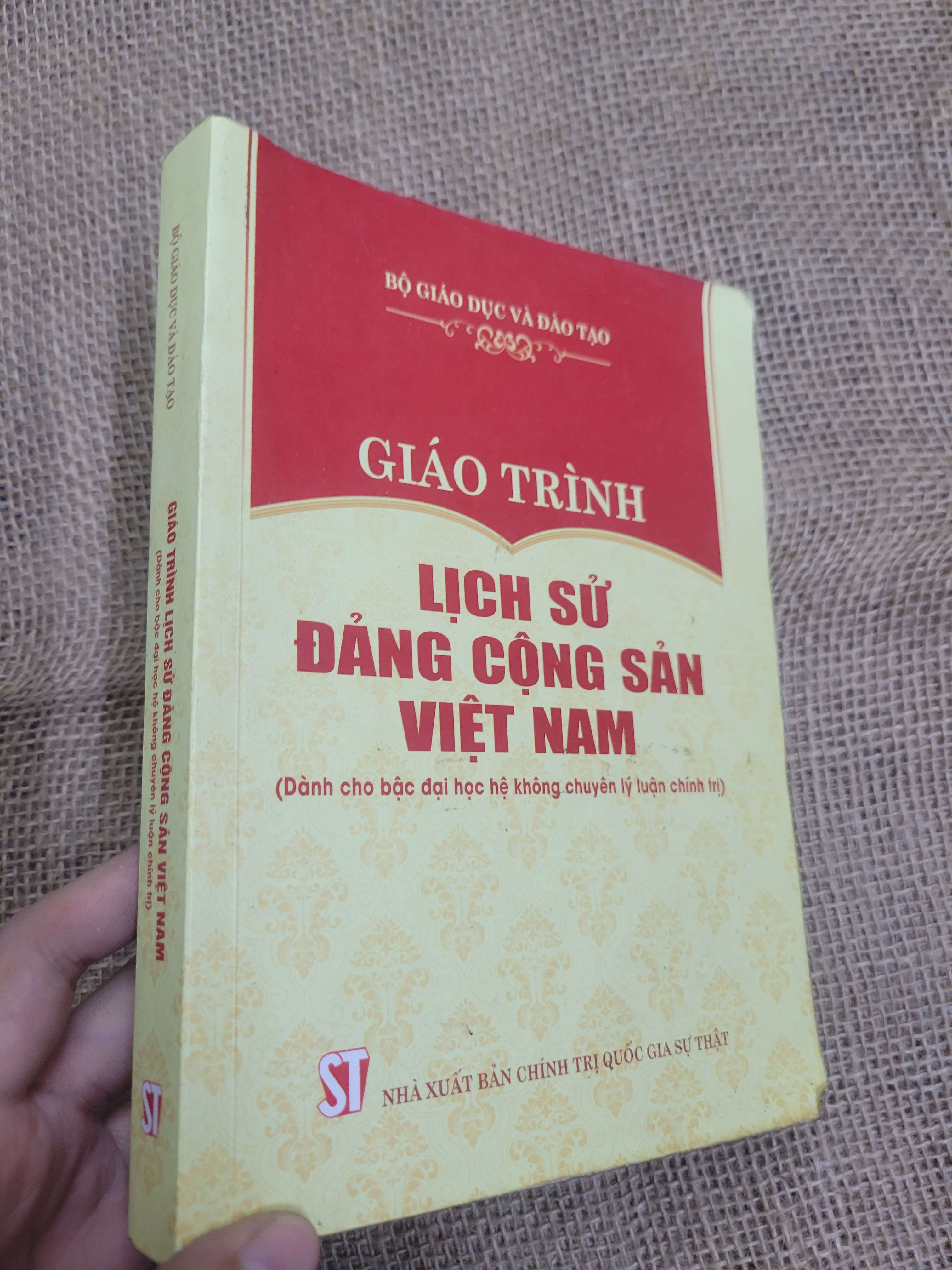 Giáo trình lịch sử Đảng cộng sản Việt Nam 2022 mới 70% bẩn bìa, ố, có chữ viết, highlight (Giáo trình đại học - cao đẳng) HLSC