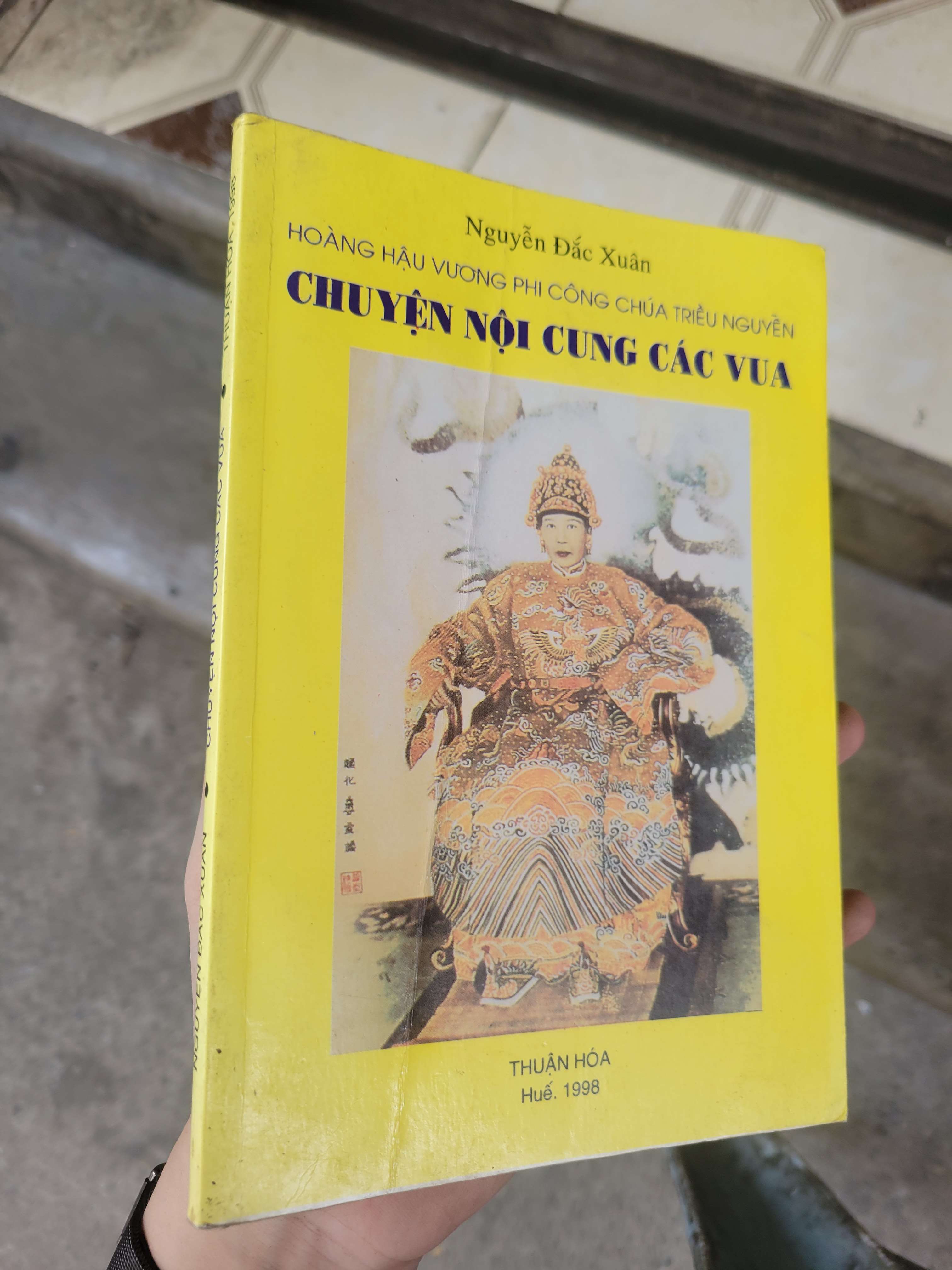 Hoàng hậu vương phi công chúa triều Nguyễn Chuyện nội cung các vua - Nguyễn Đắc Xuân 1998 mới 80% ố, bẩn bìa (Lịch sử Việt Nam) BGB