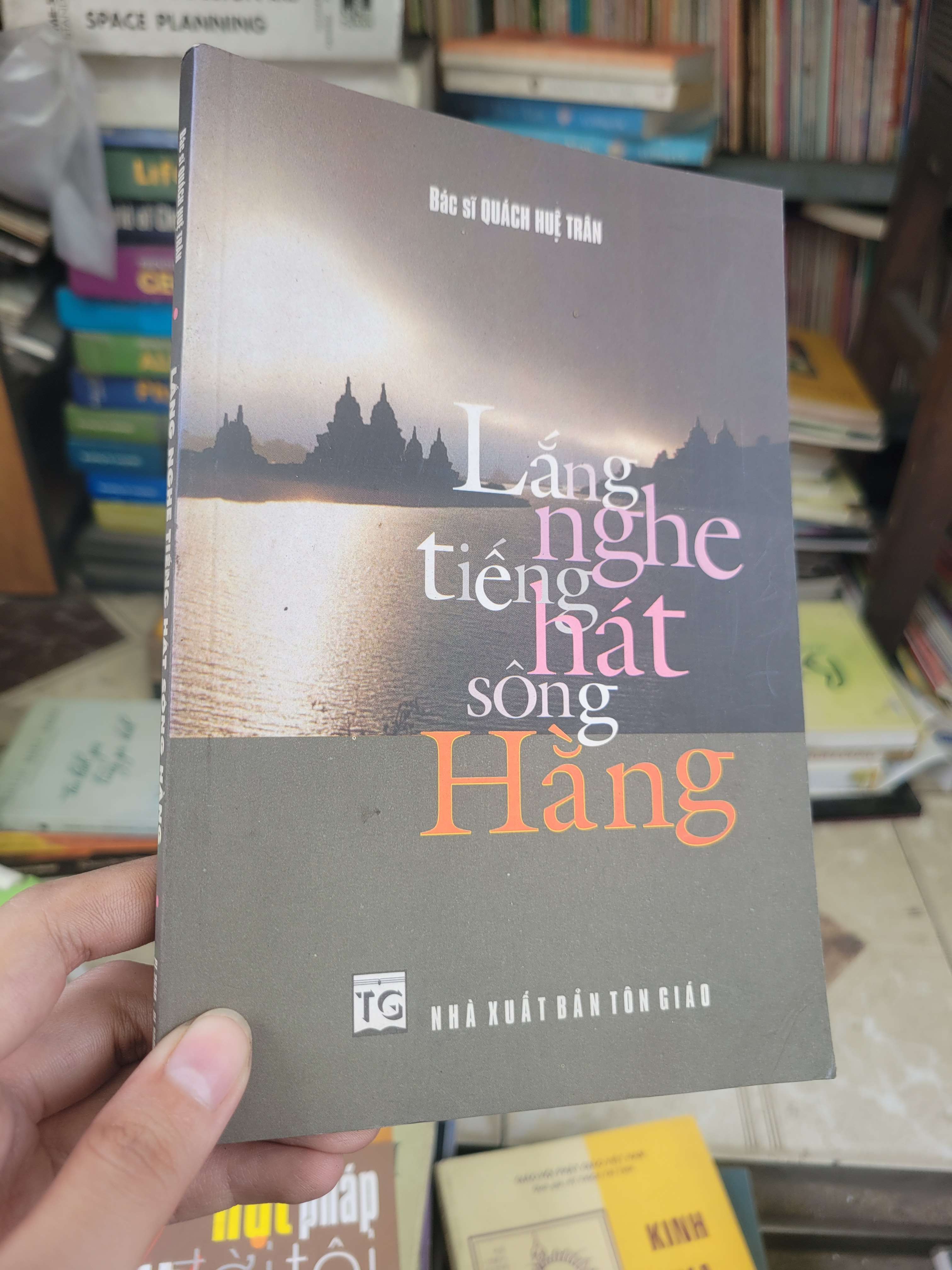 Lắng nghe tiếng hát sông Hằng - Bác sĩ Quách Huệ Trân 2006 mới 80% bẩn bìa, ố (Sách tôn giáo - tâm linh) BGB