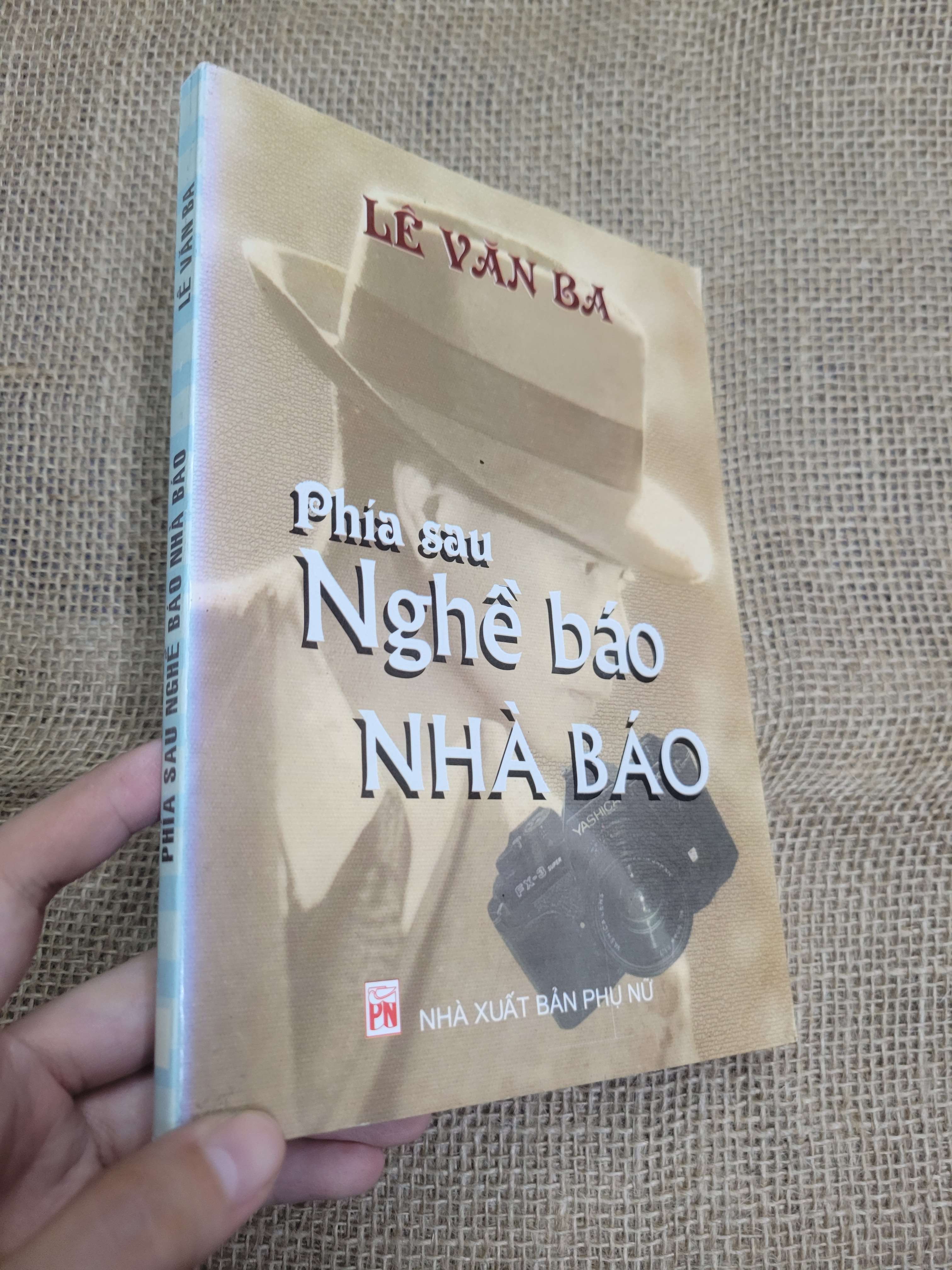 Phía sau nghề báo nhà báo - Lê Văn Ba 2007 mới 70% bẩn bìa, ố, bị ẩm, có vệt nước (Sách văn học) HLSC