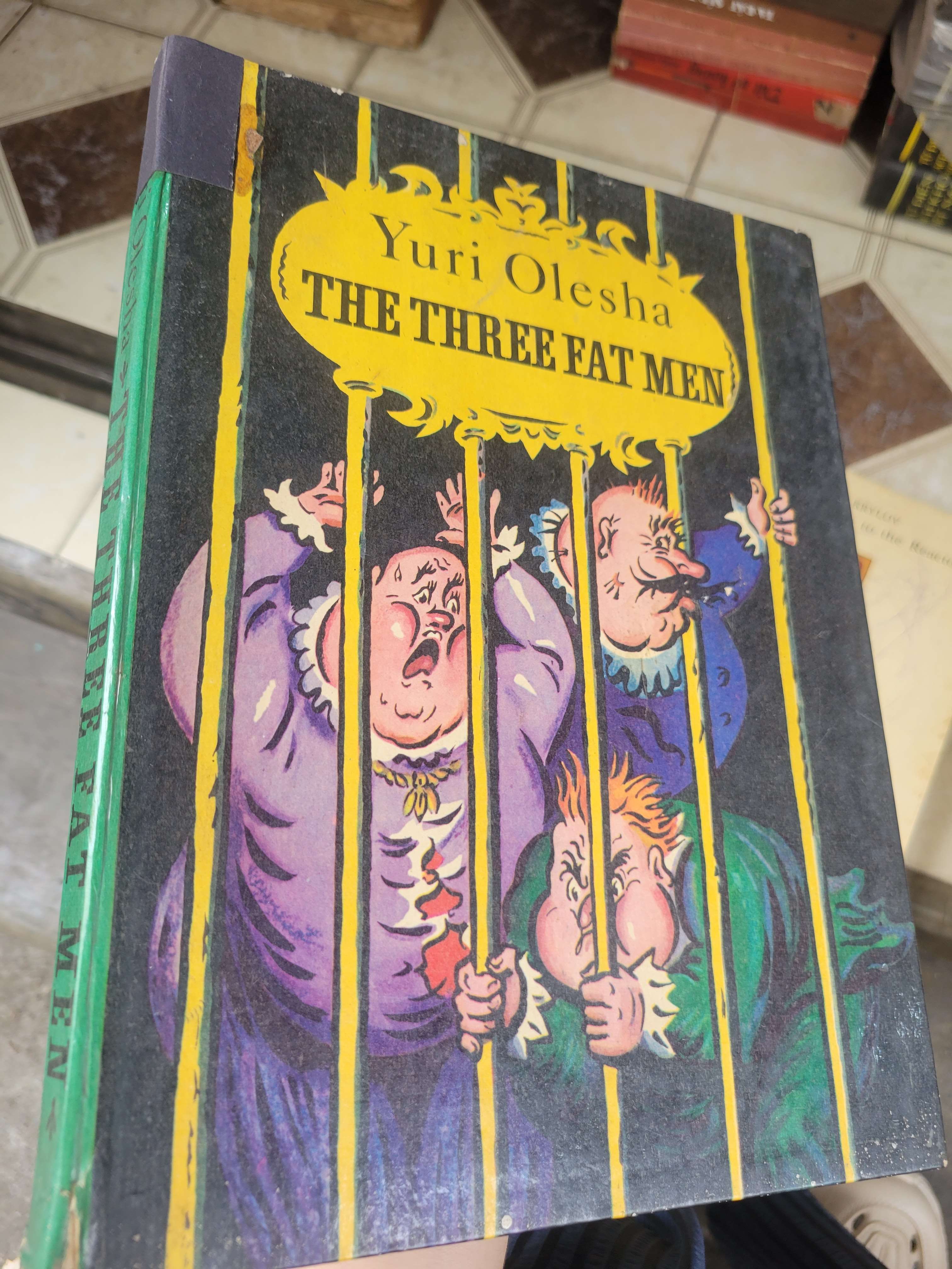 The three fat men - Yuri Olesha bìa cứng, sách màu mới 70% bẩn bìa, ố, có chữ viết (Sách ngoại) BGB
