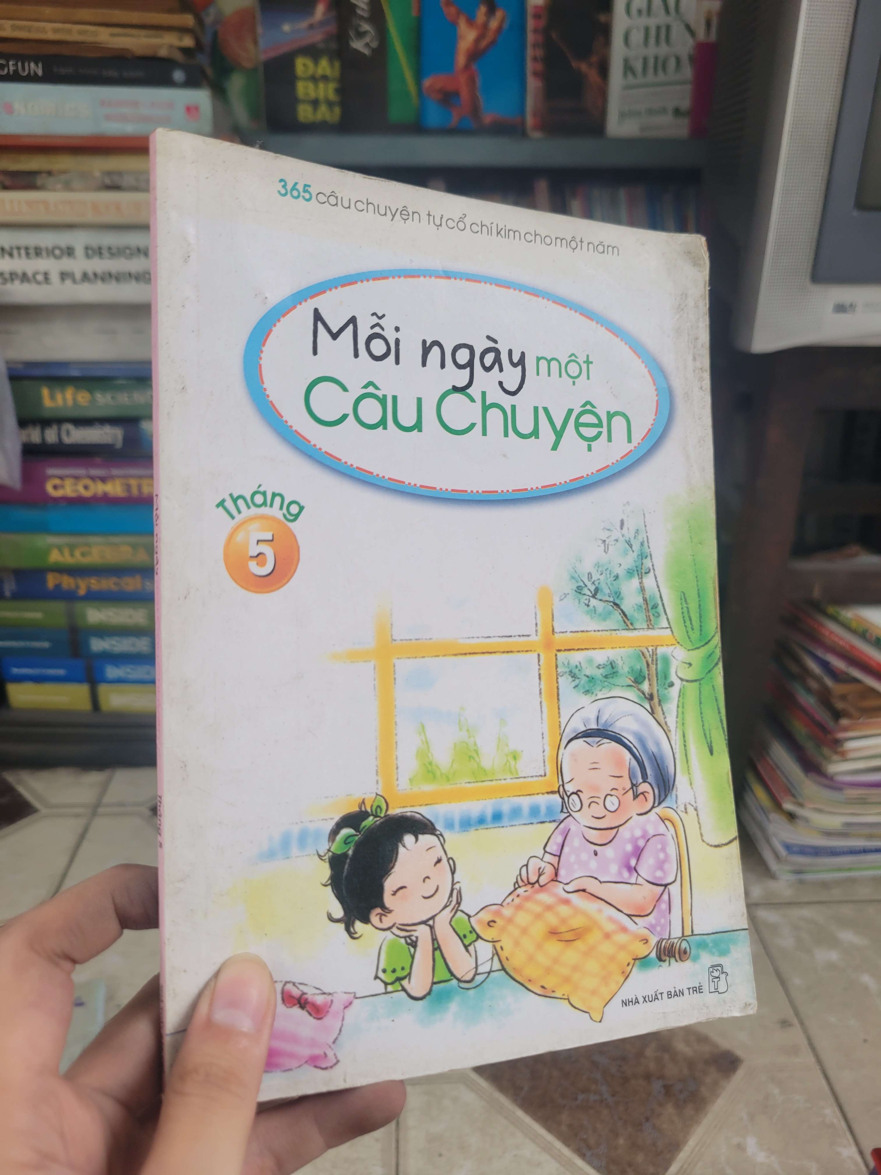 Mỗi ngày một câu chuyện 2013 mới 80% bẩn bìa, ố (Sách văn học) BGB