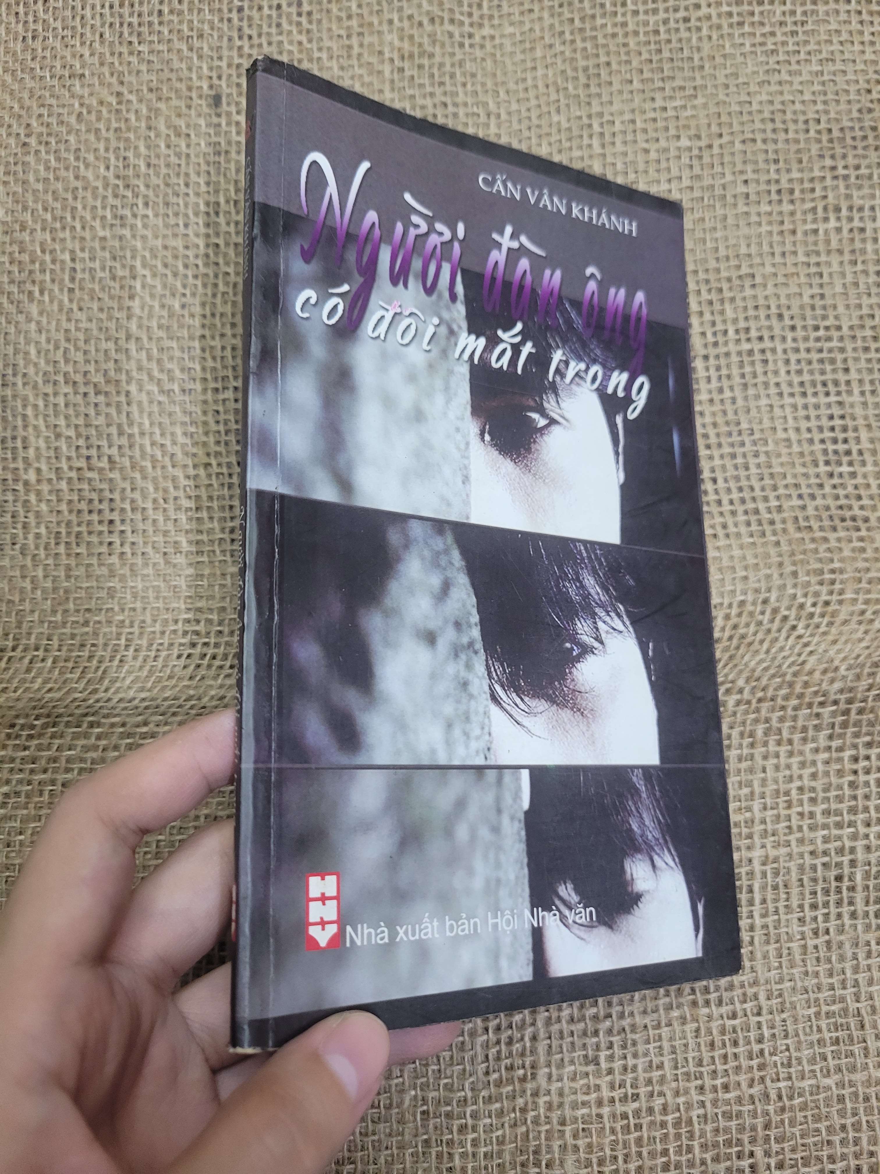 Người đàn ông có đôi mắt trong - Cấn Vân Khánh 2008 mới 80% bẩn bìa, ố (Sách văn học) HLSC
