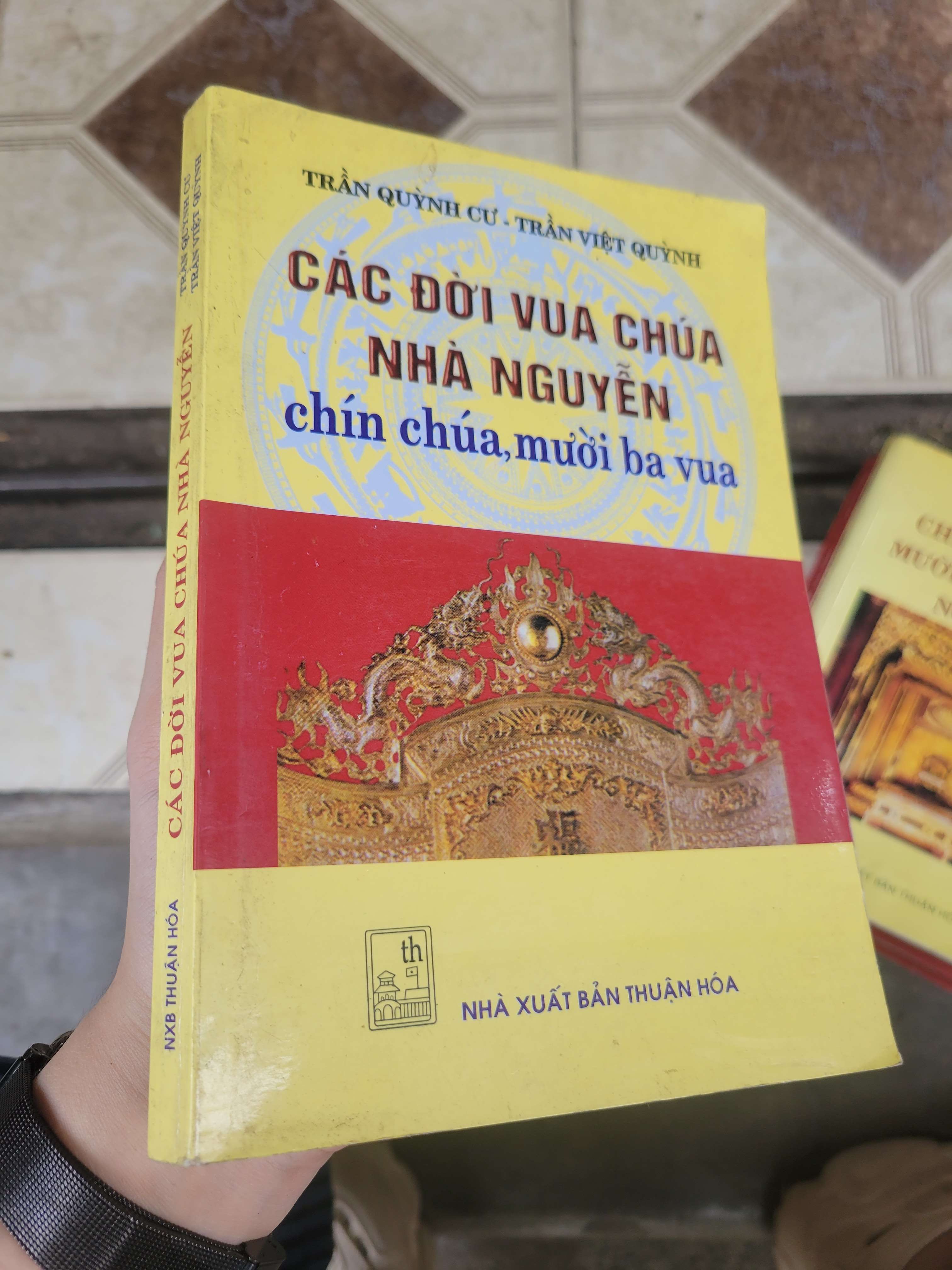 Các đời vua chúa nhà Nguyễn chín chúa, mười ba vua - Trần Quỳnh Cư, Trần Việt Quỳnh 2009 mới 70% bẩn bìa, ố, có mộc (Lịch sử Việt Nam) BGB