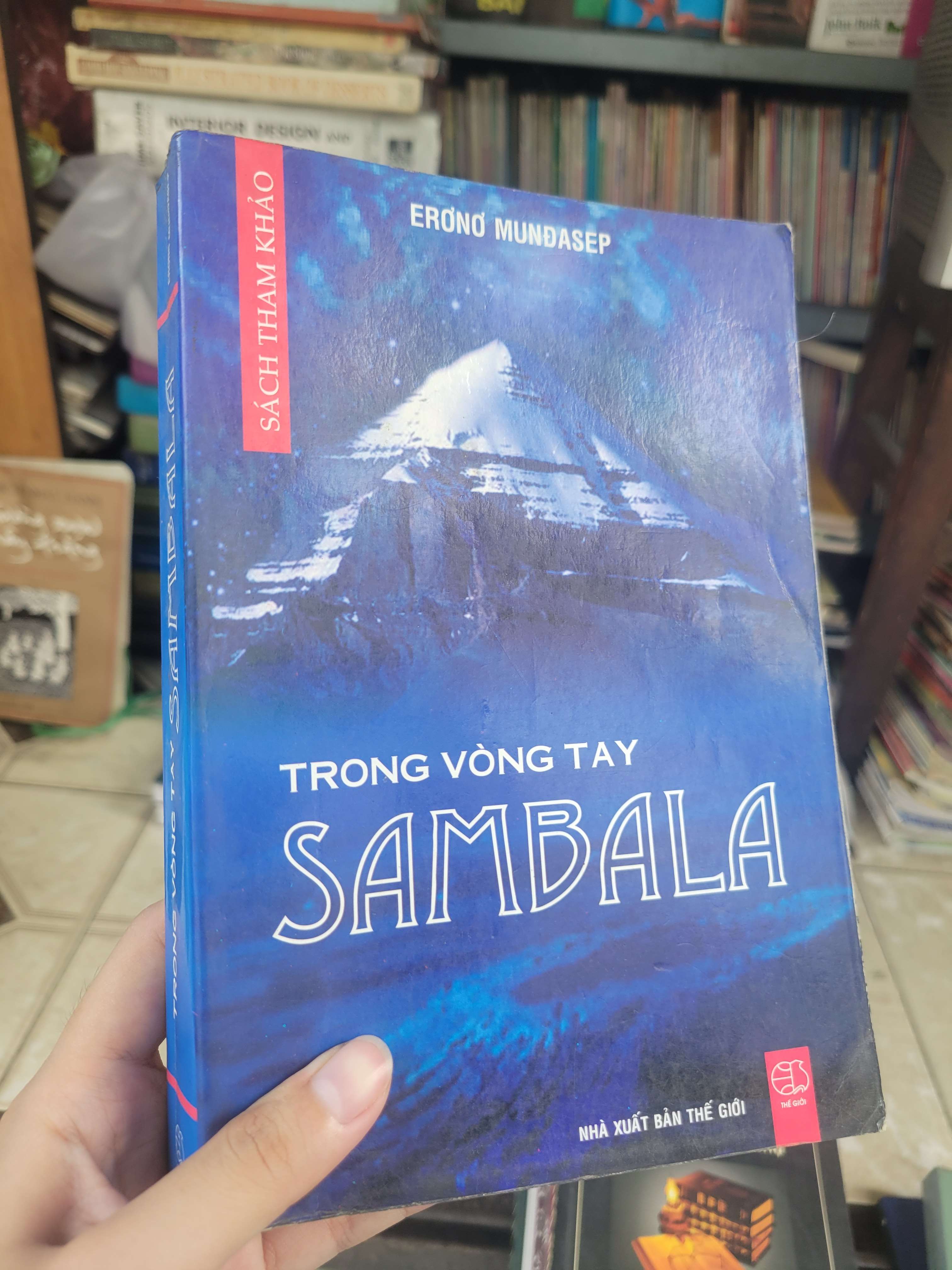 Trong vòng tay Sambala - Erono Mundasep 2009 mới 80% bẩn bìa, ố (Sách kiến thức tổng hợp) BGB