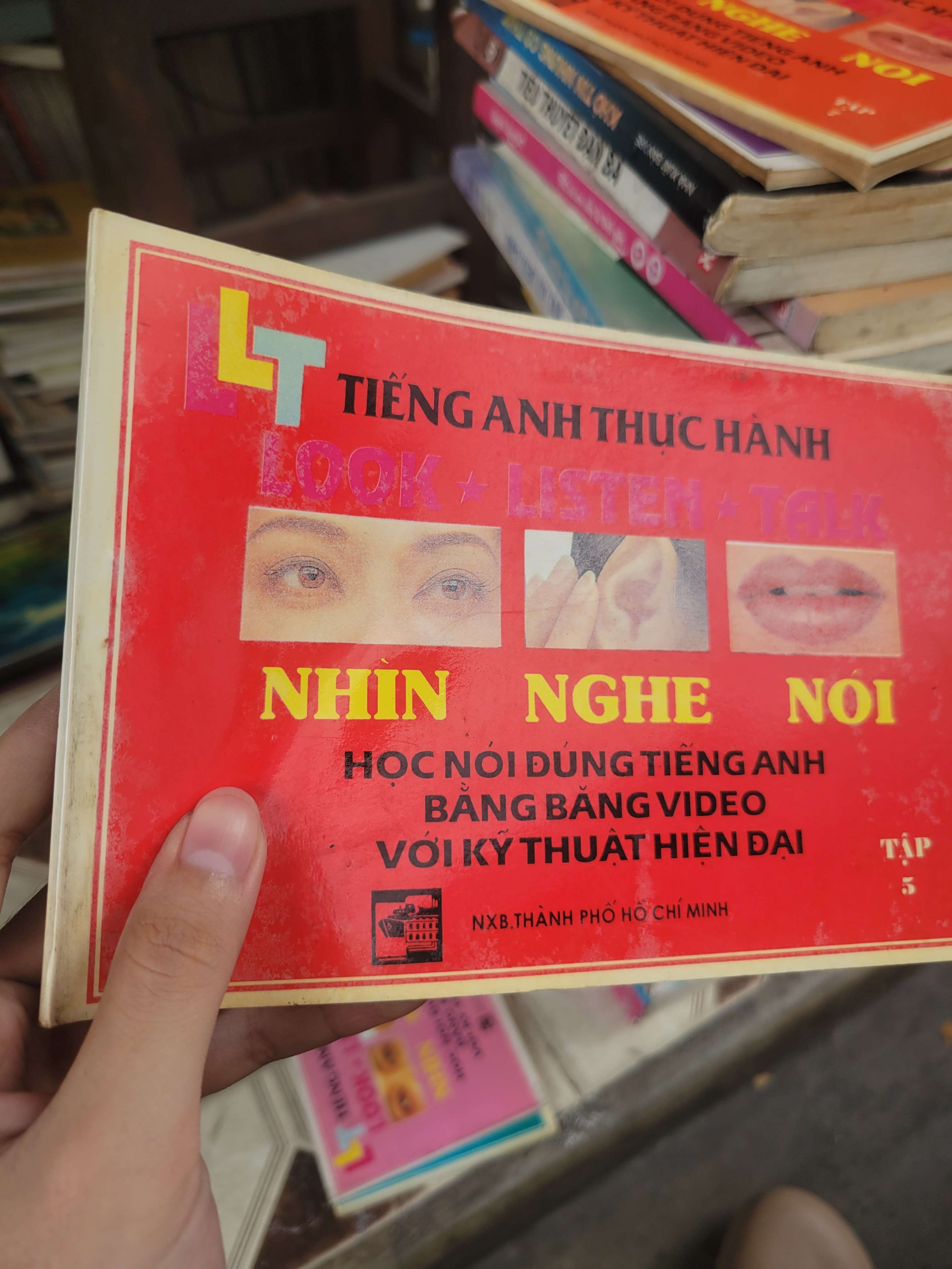Tiếng anh thực hành Nhìn - Nghe - Nói Tập 5 1995 mới 80% bẩn bìa, ố (Sách tự học tiếng Anh) BGB