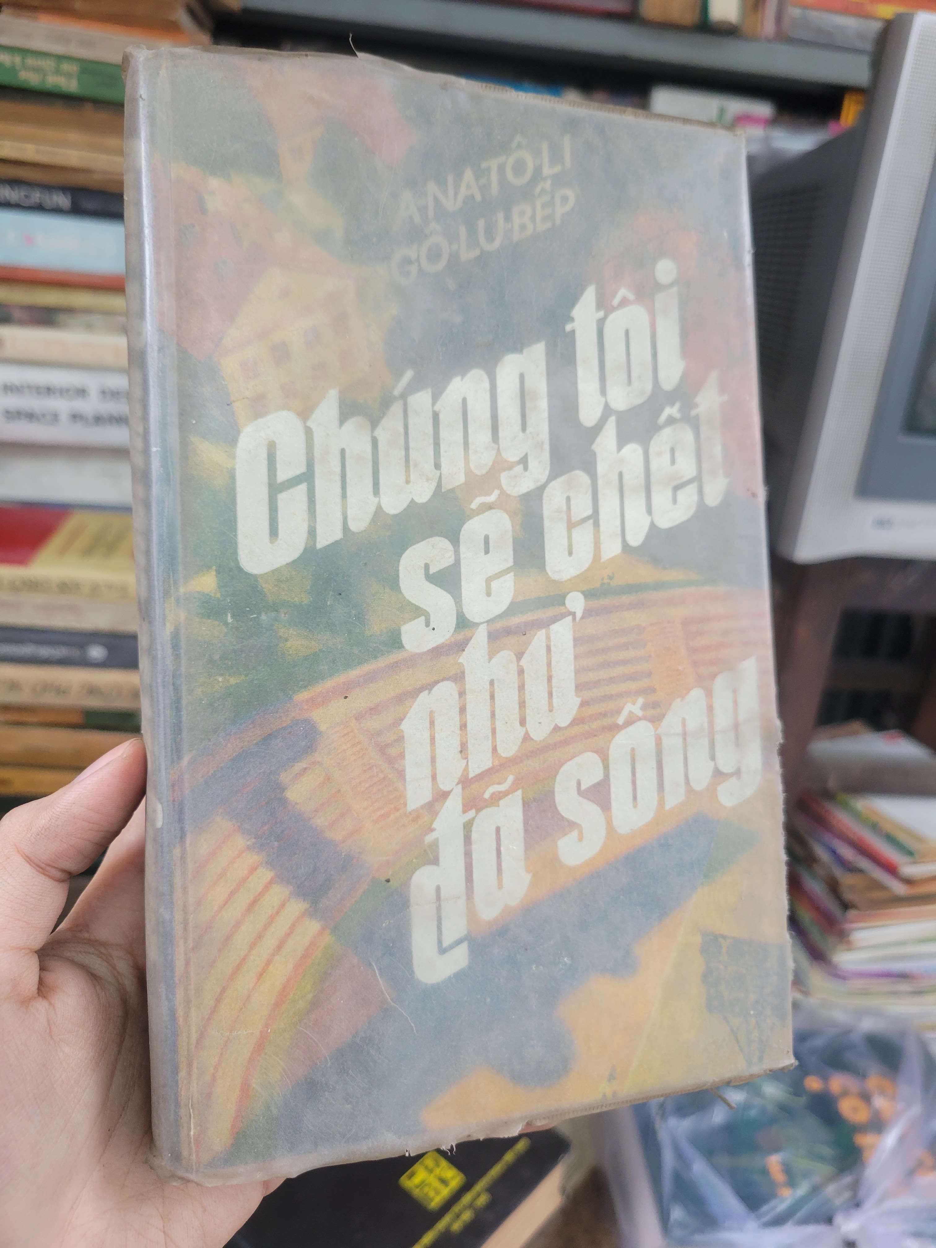 Chúng tôi sẽ chết như đã sống - A-na-tô-li Gô-lu-bếp bìa cứng 1985 mới 70% bẩn bìa, ố, có chữ viết, có vệt nước (Sách văn học) BGB