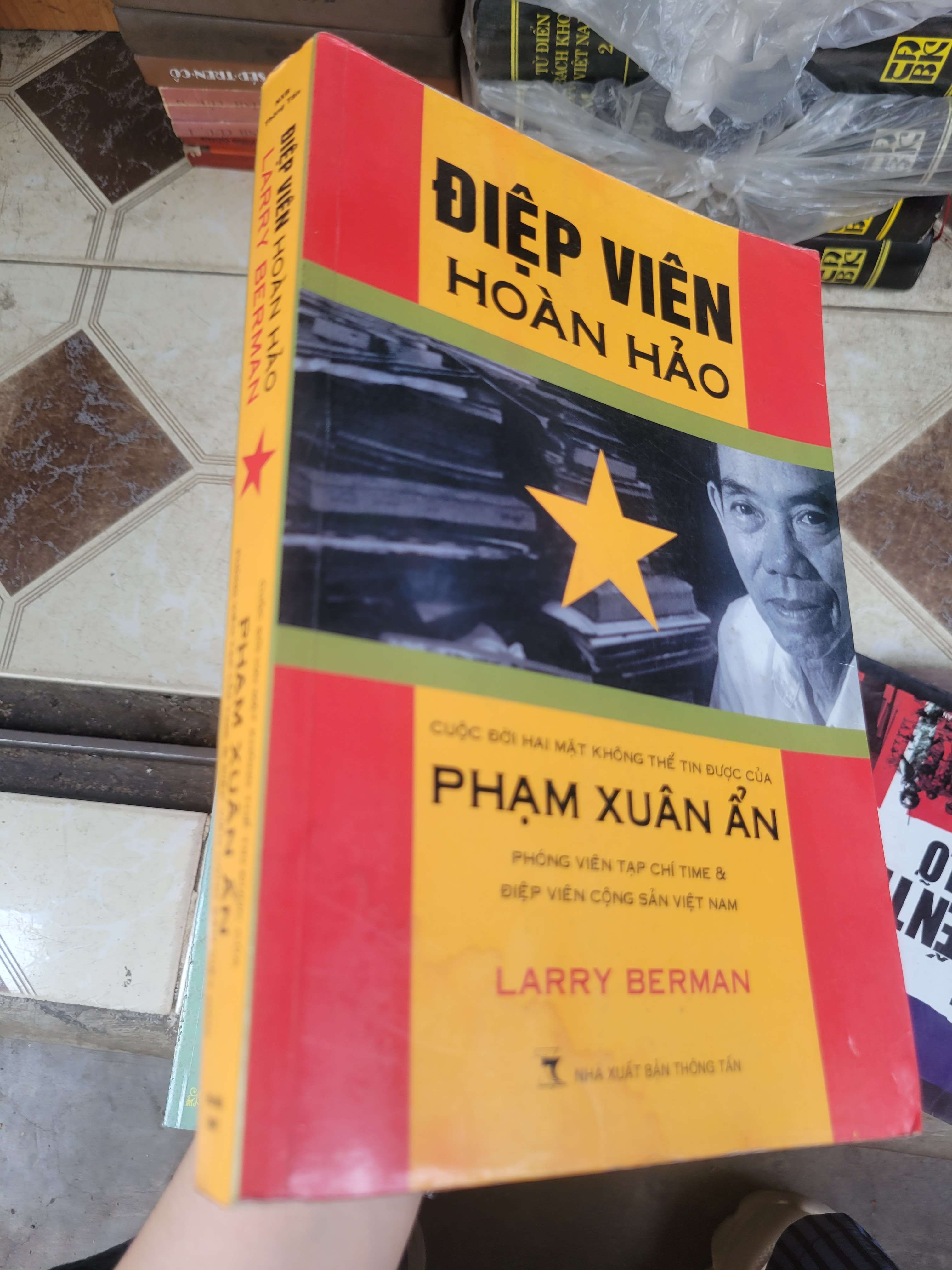 Điệp viên hoàn hảo - Larry Berman 2007 mới 60% bẩn bìa, ố, bị ẩm, có chữ ký (Lịch sử Việt Nam) BGB