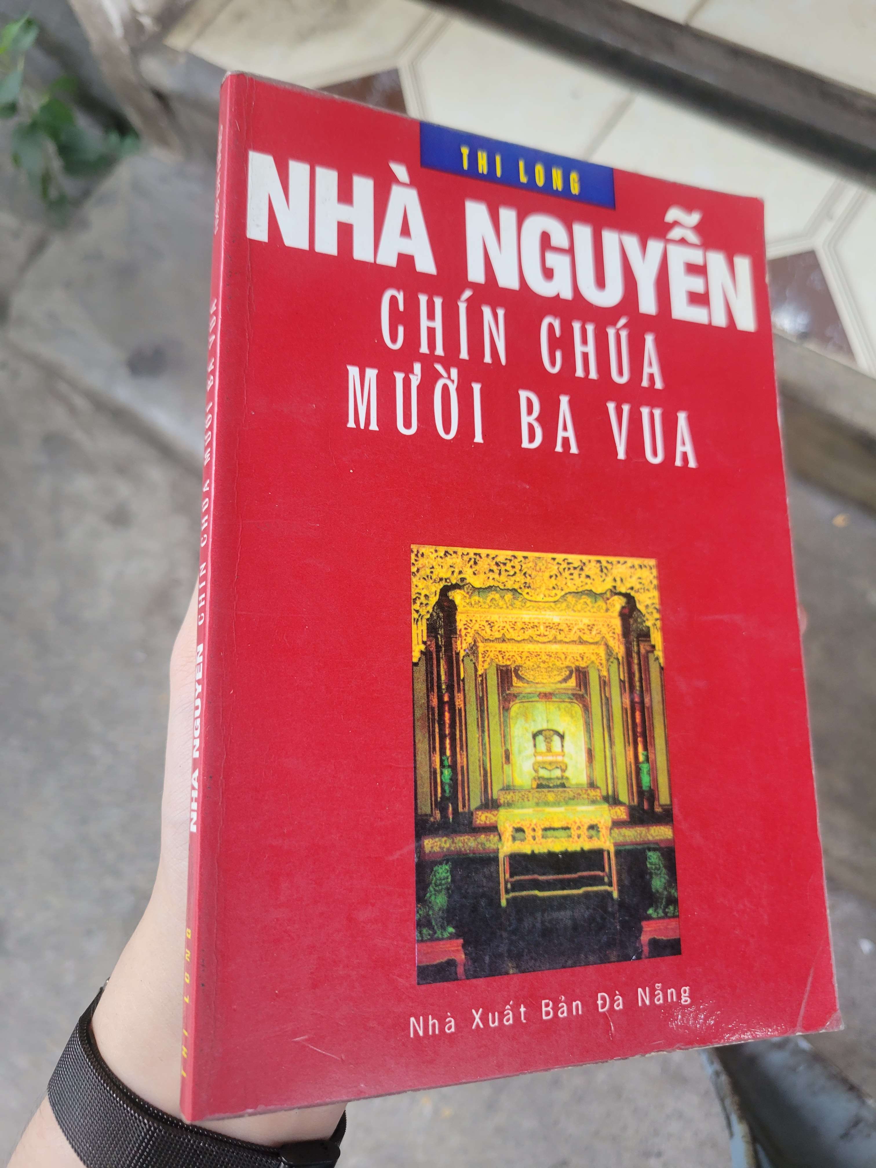 Nhà Nguyễn chín chúa mười ba vua - Thi Long 2004 mới 80% ố, bẩn bìa (Lịch sử Việt Nam) BGB