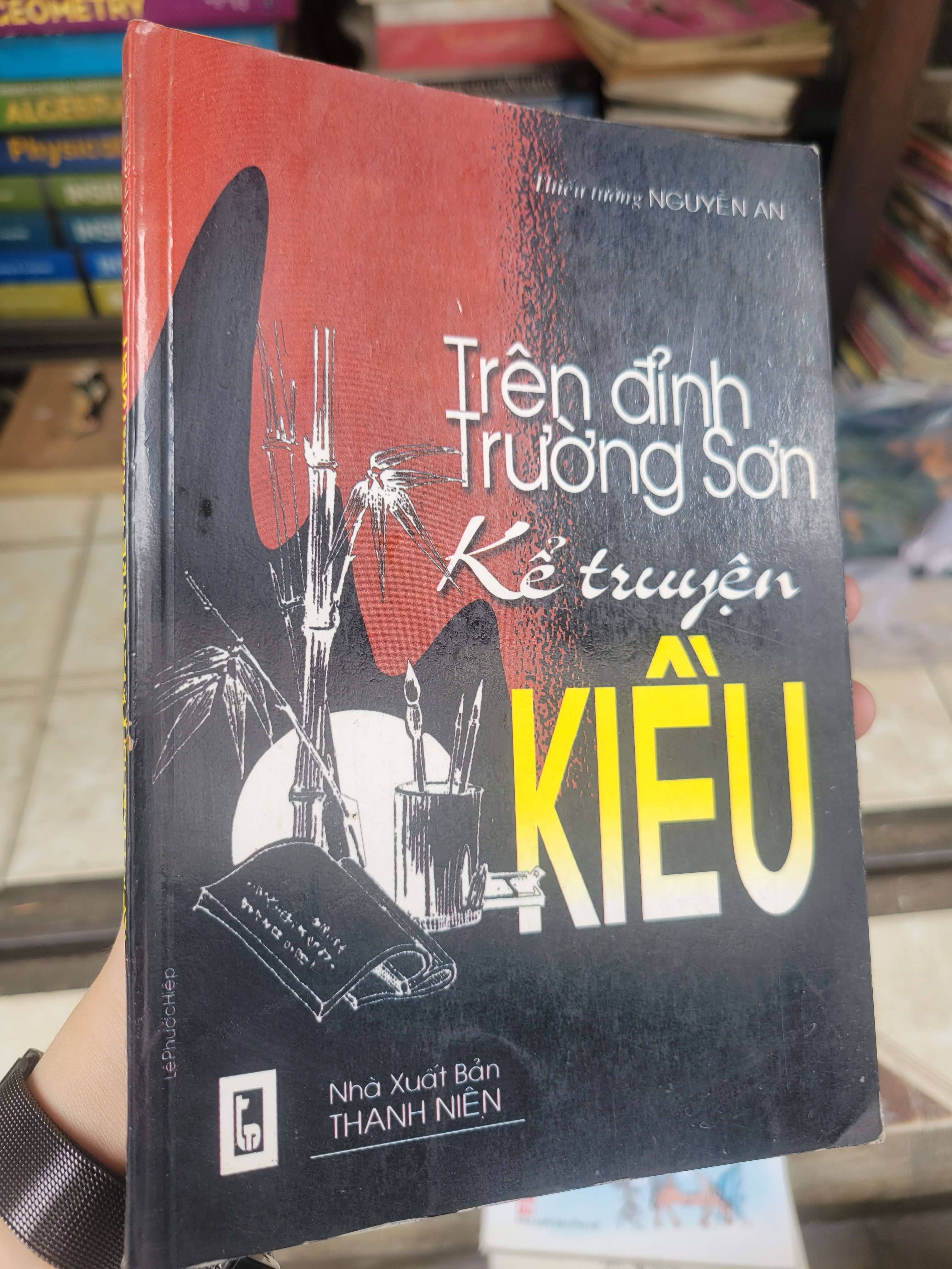 Trên đỉnh Trường Sơn kể truyện Kiều - Nguyễn An 1999 mới 70% bẩn bìa, ố, có chữ ký, có mộc (Sách văn học) BGB