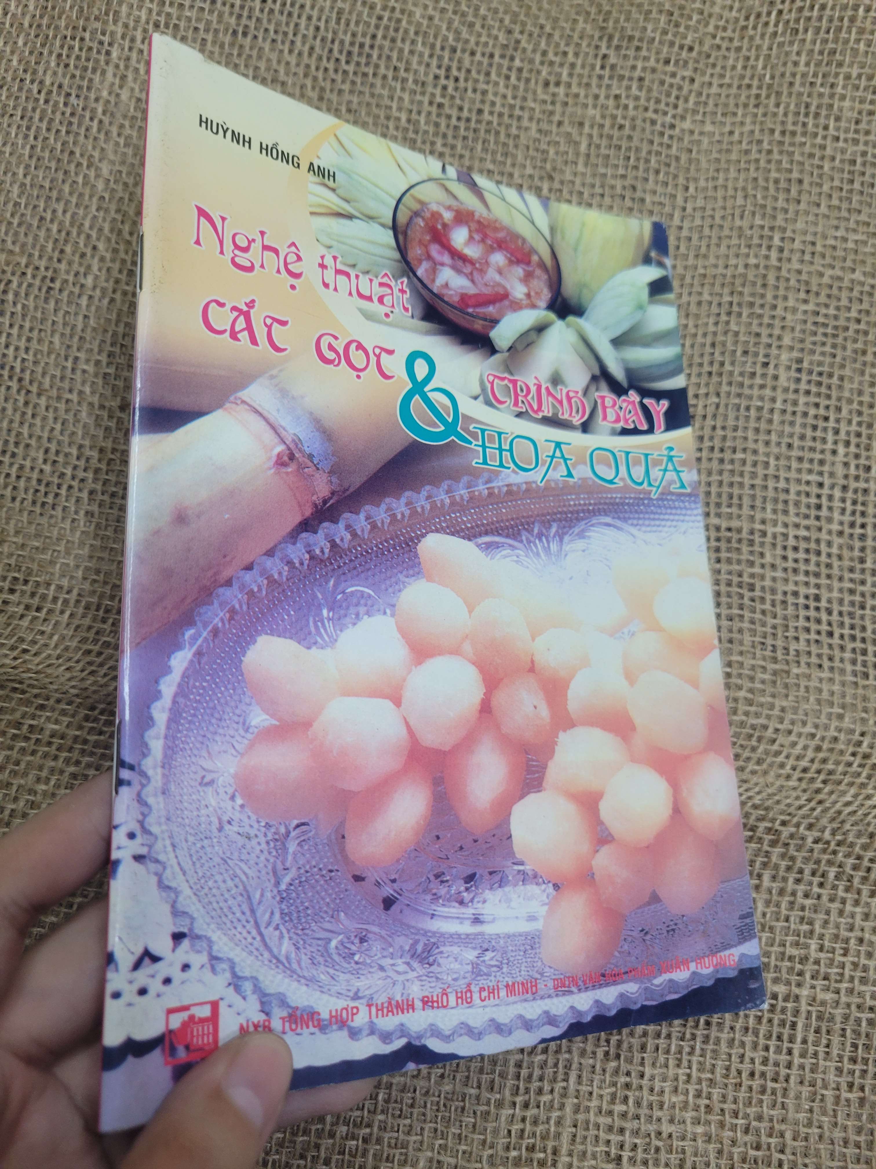 Nghệ thuật cắt gọt & trình bày hoa quả - Huỳnh Hồng Anh sách màu 2009 mới 80% bẩn bìa, ố (Sách kiến thức tổng hợp) HLSC