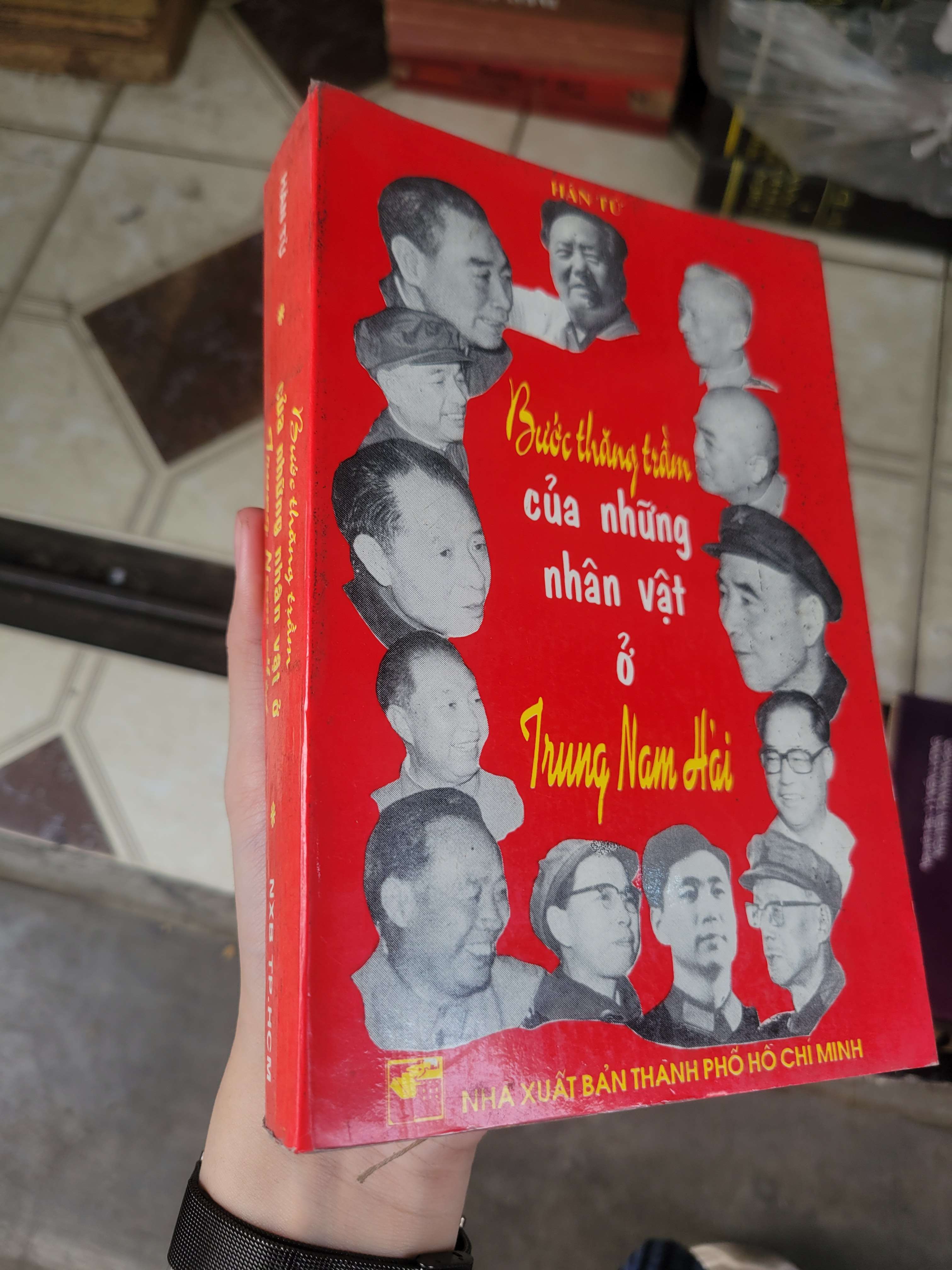 Bước thăng trầm của những nhân vật ở Trung Nam Hải - Hán Tử 1996 mới 80% ố, bẩn bìa (Sách văn học) BGB