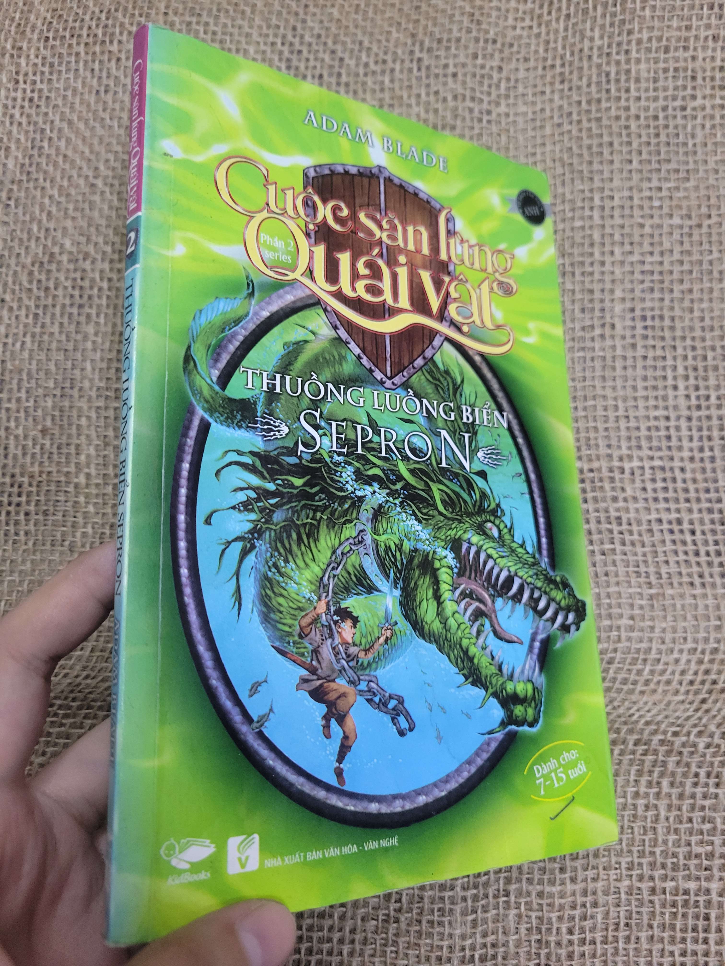 Cuộc săn lùng quái vật: thuồng luồng biển Sepron - Adam Blade 2015 mới 70% bẩn bìa, ố, bị ẩm, có vệt nước (Sách văn học) HLSC