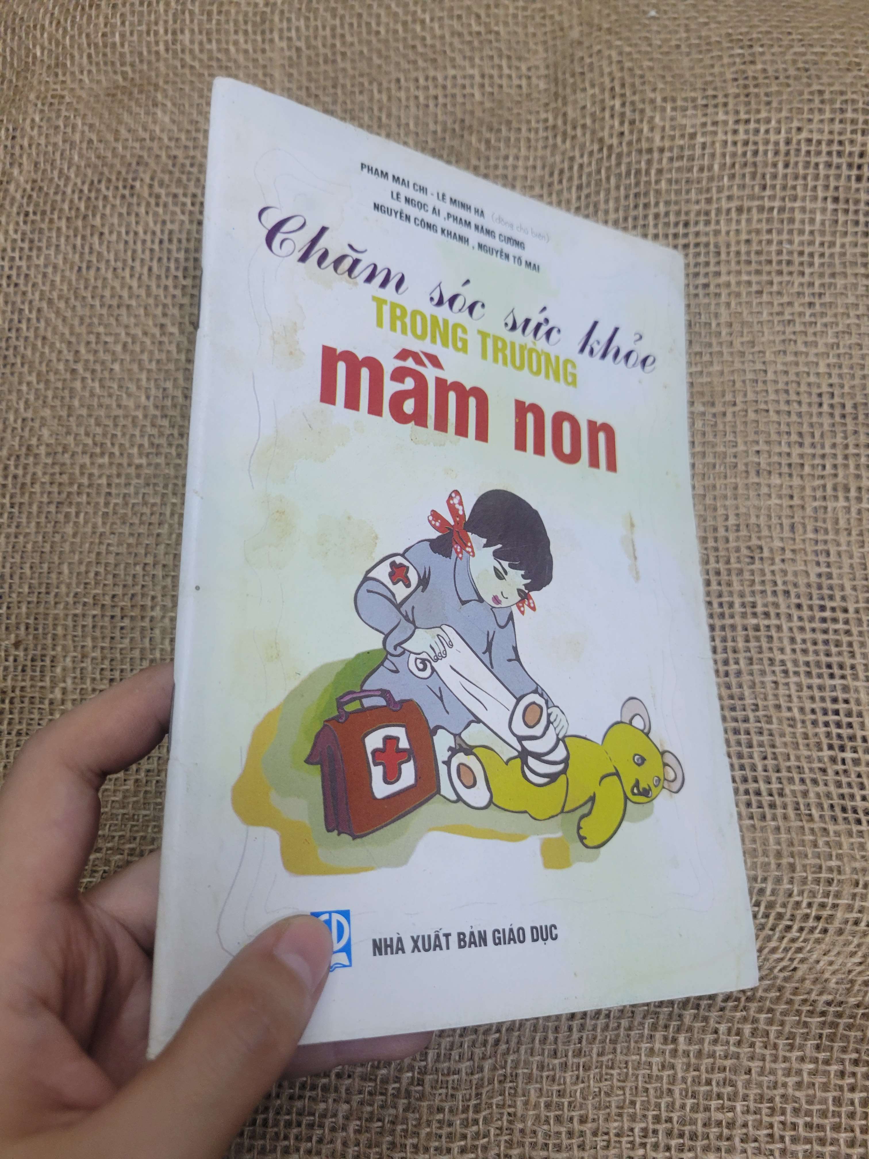 Chăm sóc sức khỏe trong trường mầm non 2002 mới 70% bẩn bìa, ố, có mộc (Sách giáo khoa - giáo trình) HLSC