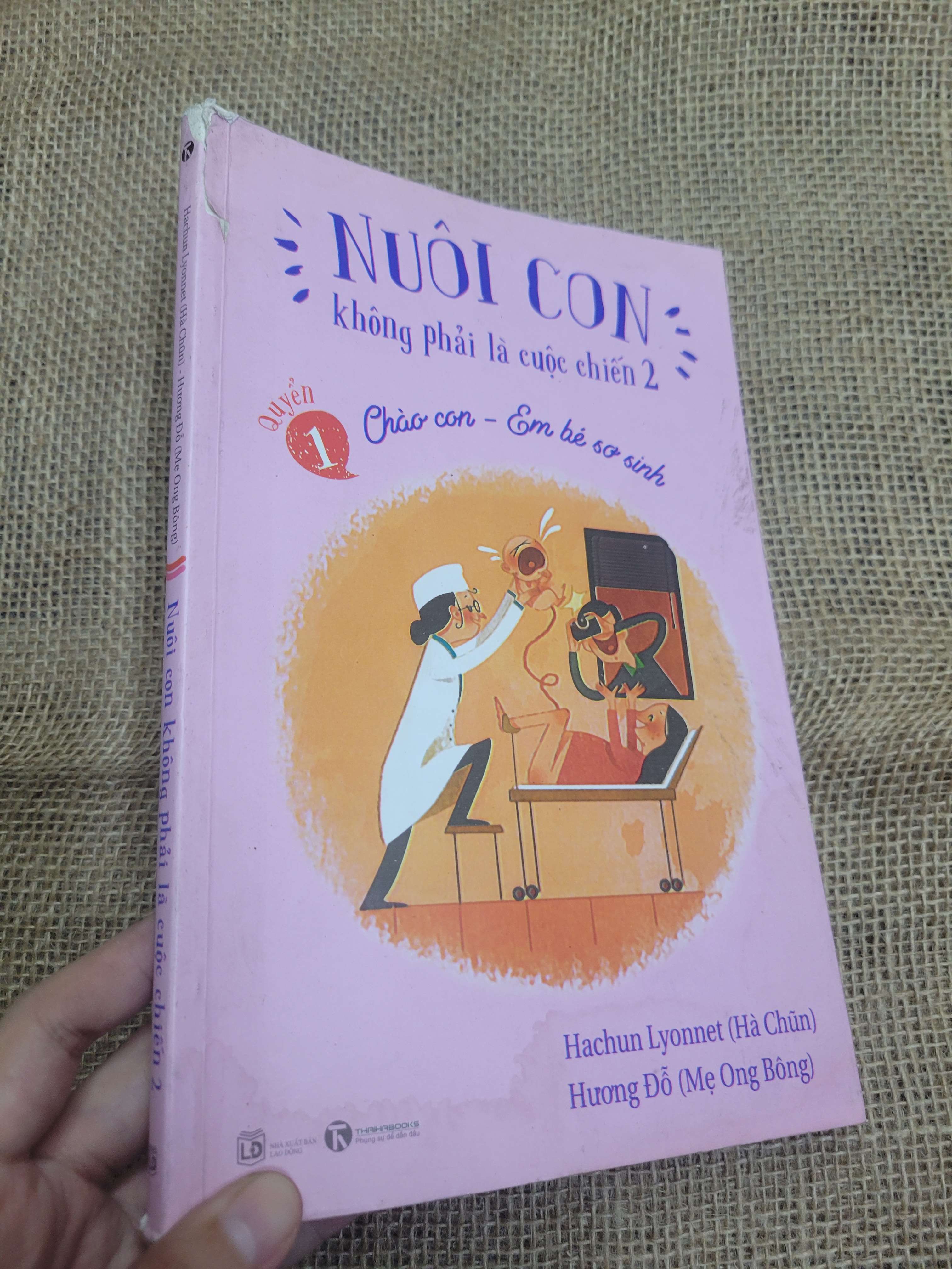 Nuôi con không phải là cuộc chiến 2 quyển 1 Chào con - Em bé sơ sinh - Hachun Lyonnet, Hương Đỗ sách in 2019 mới 60% bẩn bìa, ố, rách bìa, tróc gáy (Sách làm cha mẹ) HLSC