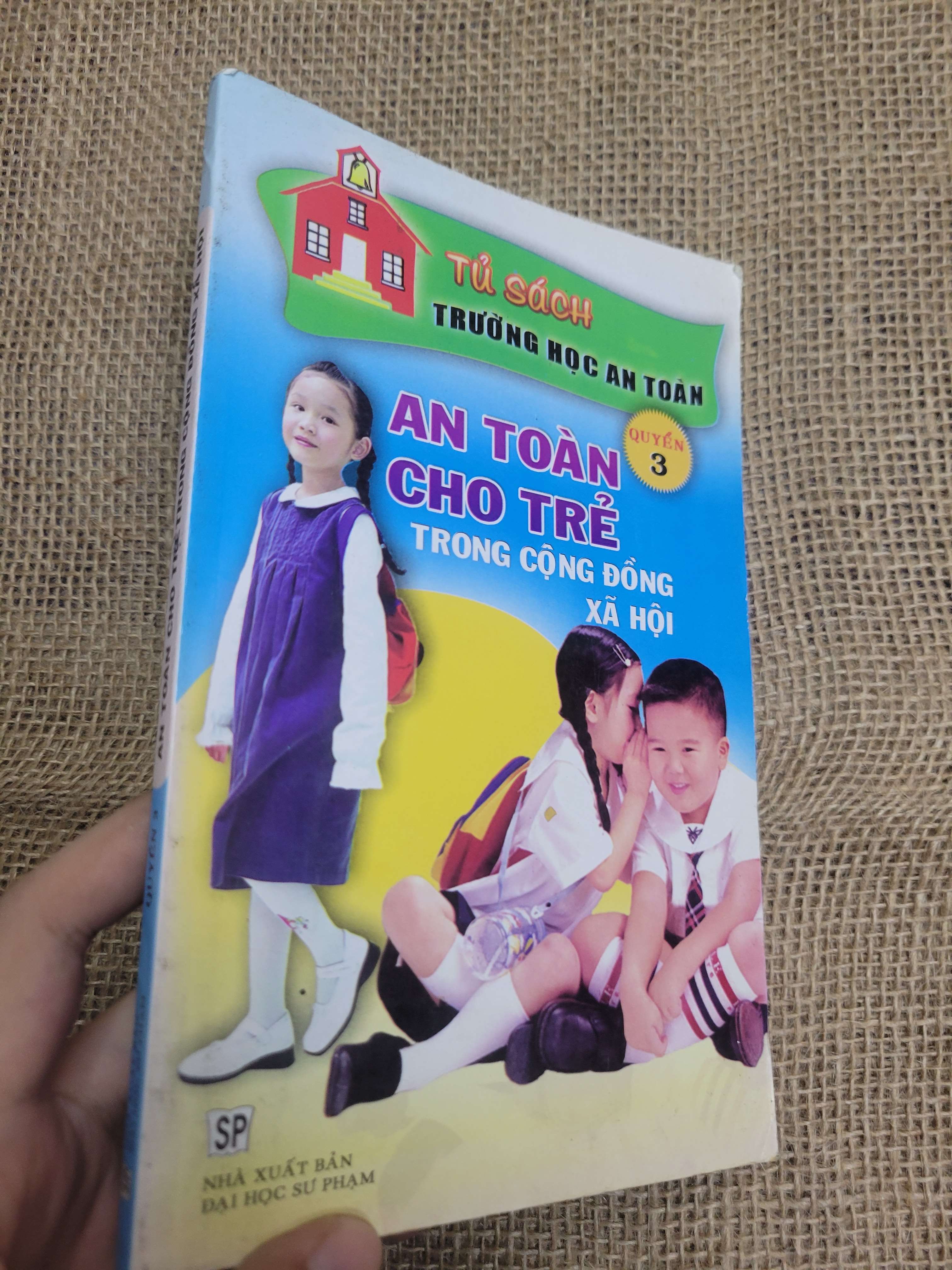 An toàn cho trẻ trong cộng đồng xã hội quyển 3 2009 mới 80% bẩn bìa, ố (Kiến thức - kỹ năng cho con) HLSC