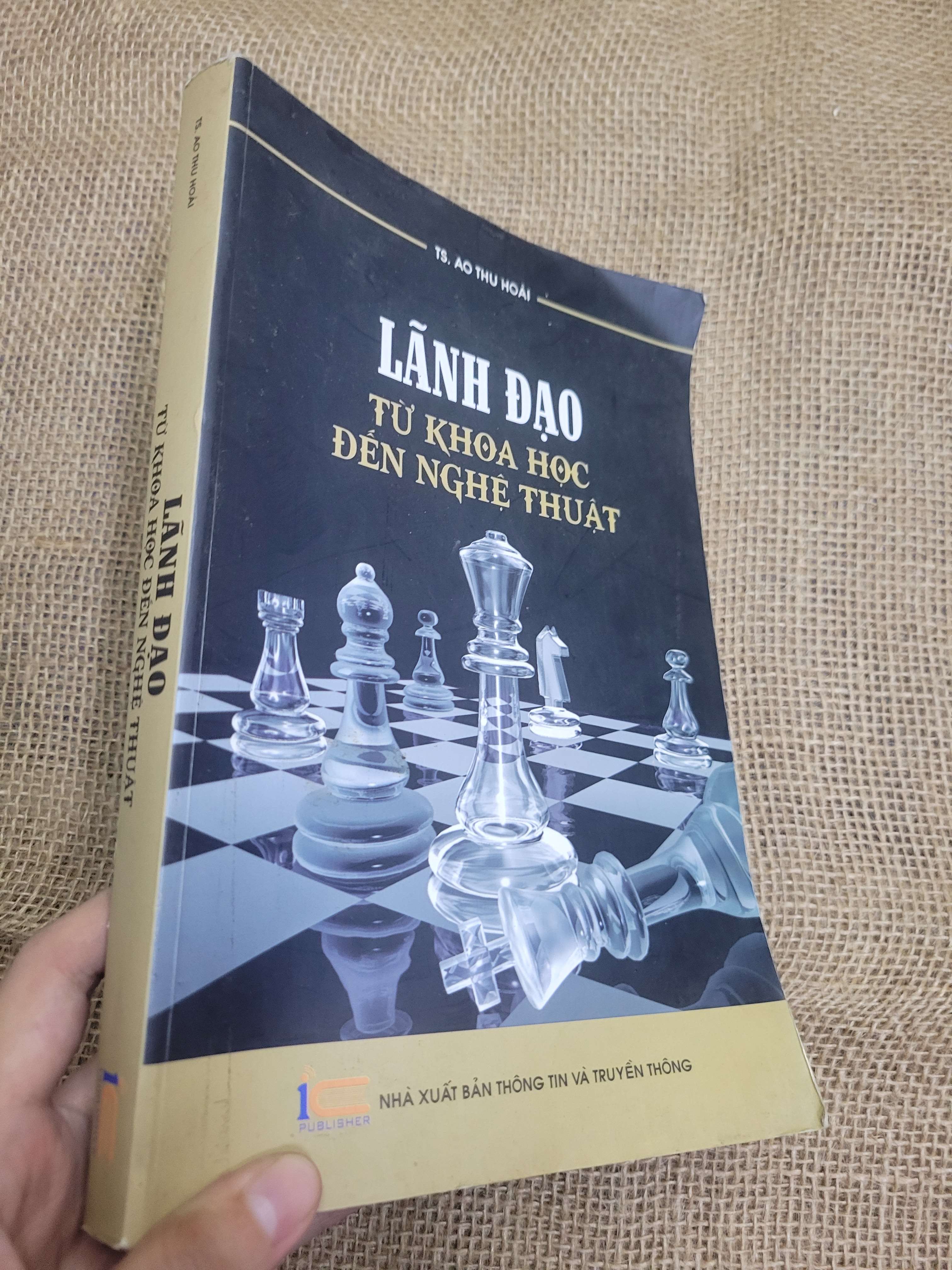 Lãnh đạo từ khoa học đến nghệ thuật - Ts. Ao Thu Hoài 2019 mới 80% bẩn bìa, ố (Quản trị - lãnh đạo) HLSC