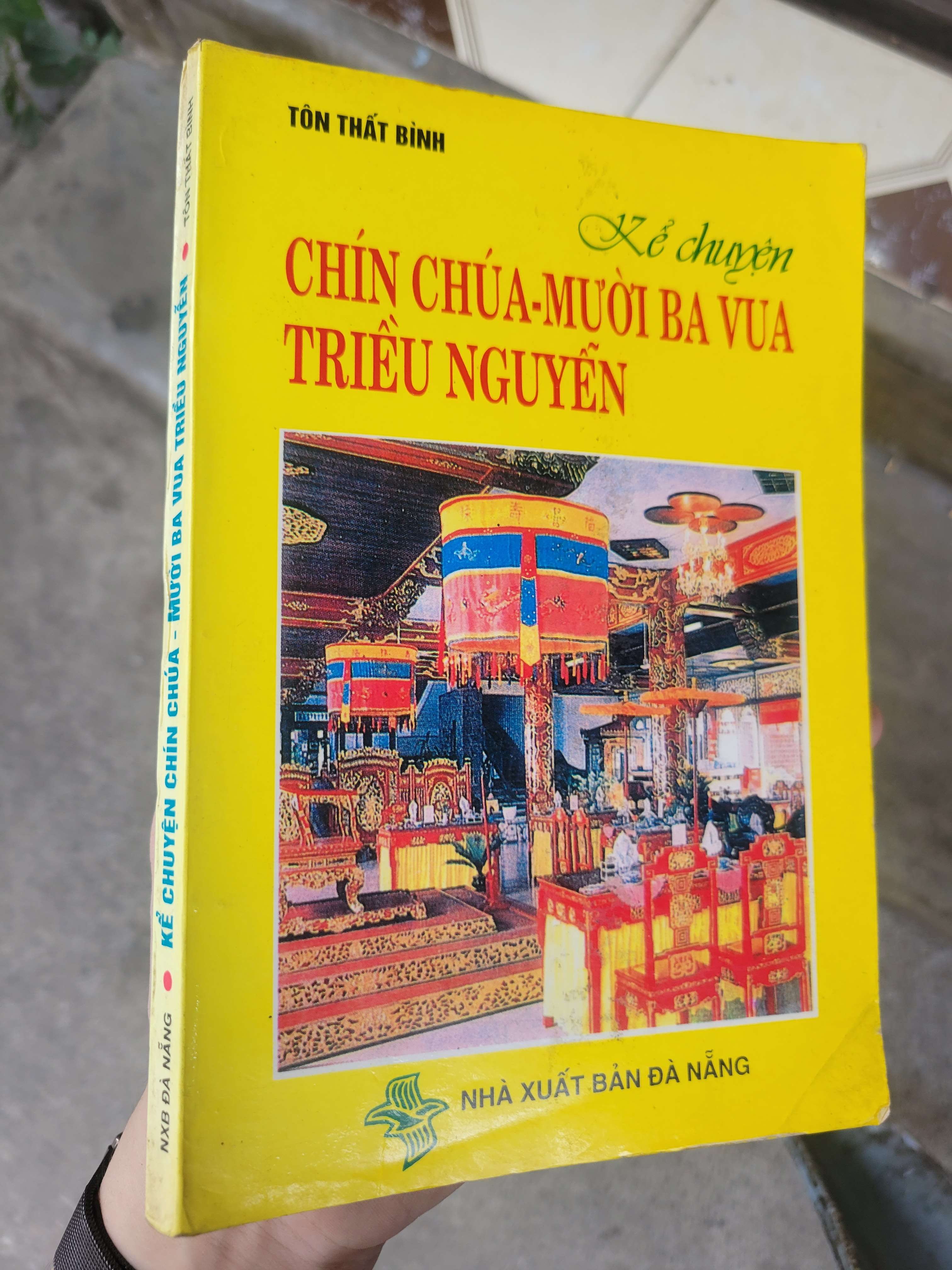 Kể chuyện chín chúa-mười ba vua triều Nguyễn - Tôn Thất Bình 1997 mới 70% bẩn bìa, ố, có chữ ký (Lịch sử Việt Nam) BGB