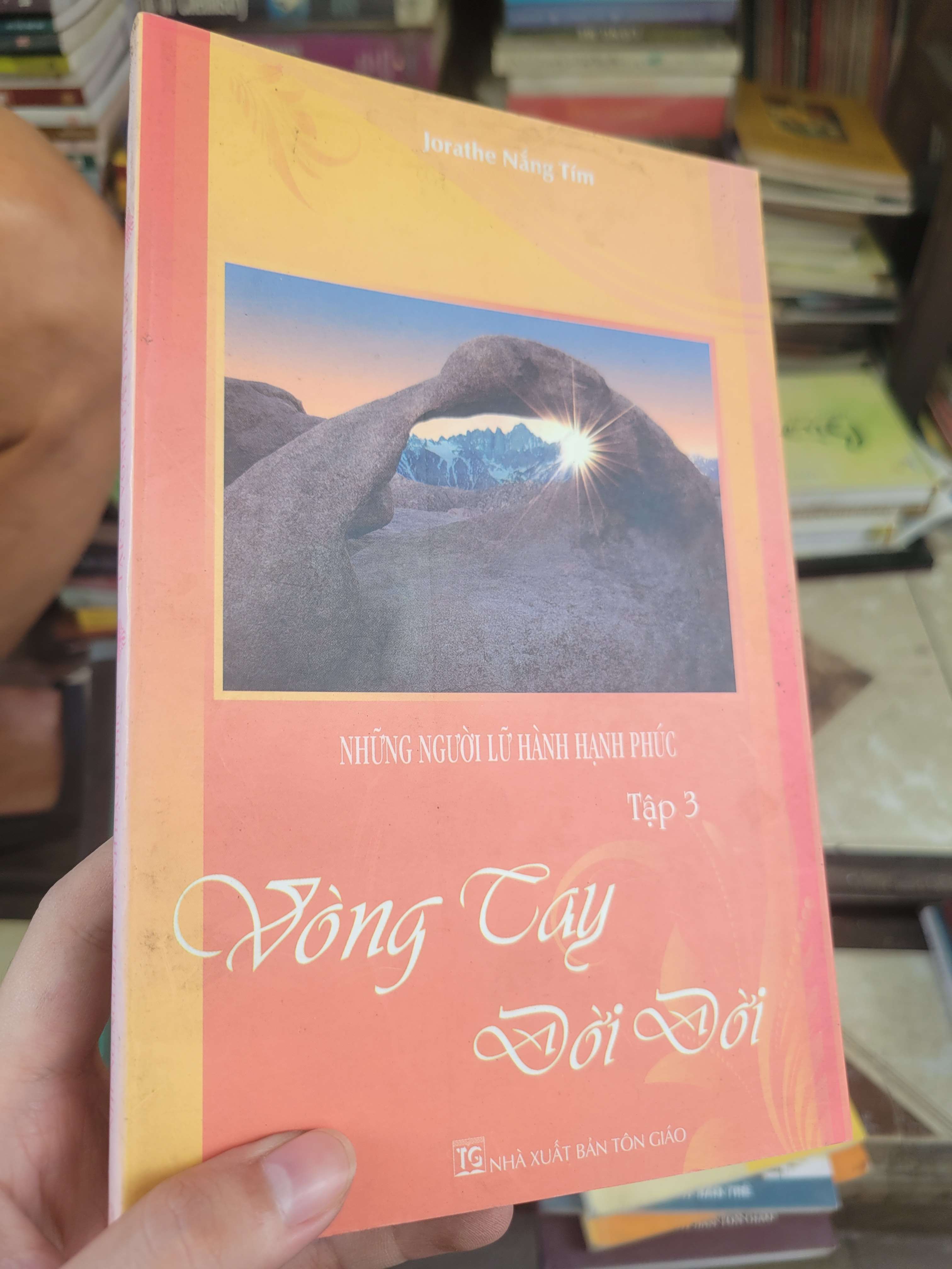 Những người lữ hành hạnh phúc tập 3: Vòng tay đời đời - Jorathan Nắng Tím 2012 mới 80% bẩn bìa, ố (Sách tôn giáo - tâm linh) BGB