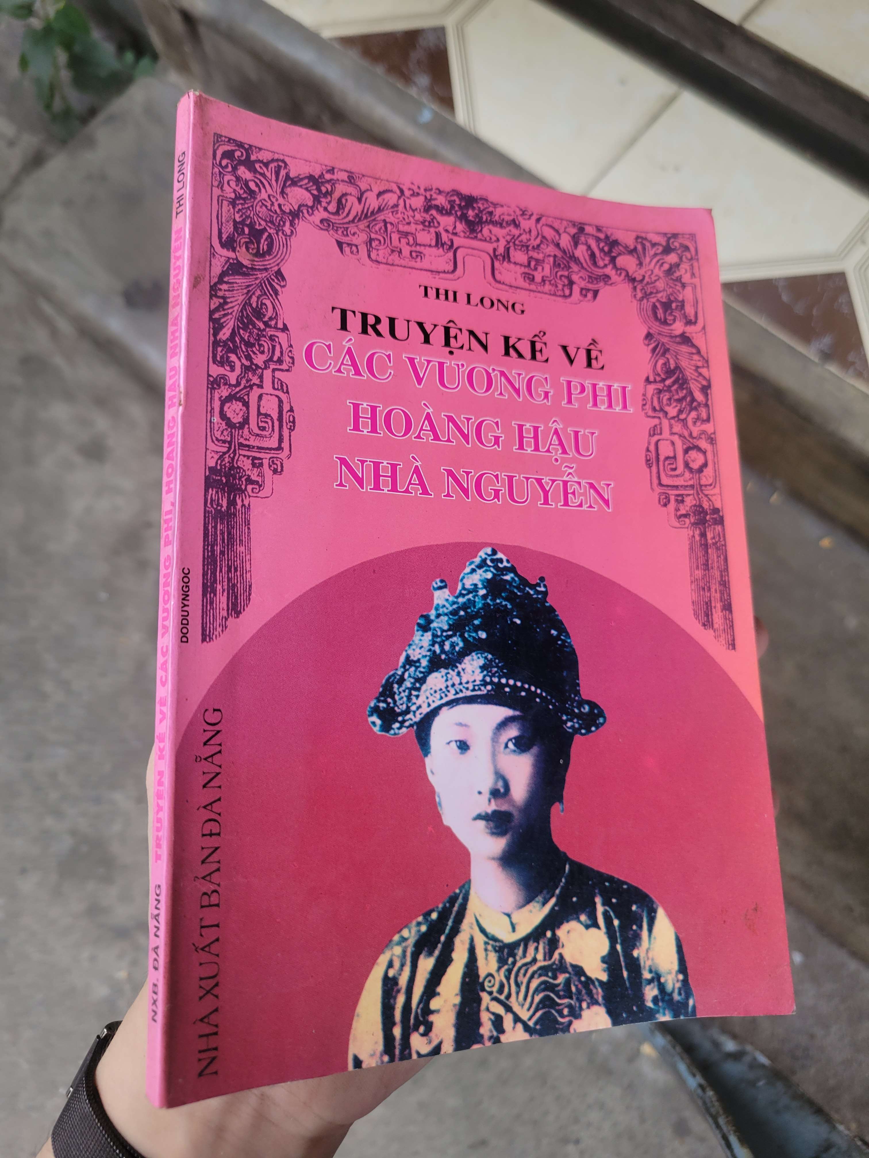 TRuyện kể về các vương phi hoàng hậu nhà Nguyễn - Thi Long 2001 mới 70% bẩn bìa, ố (Lịch sử Việt Nam) BGB