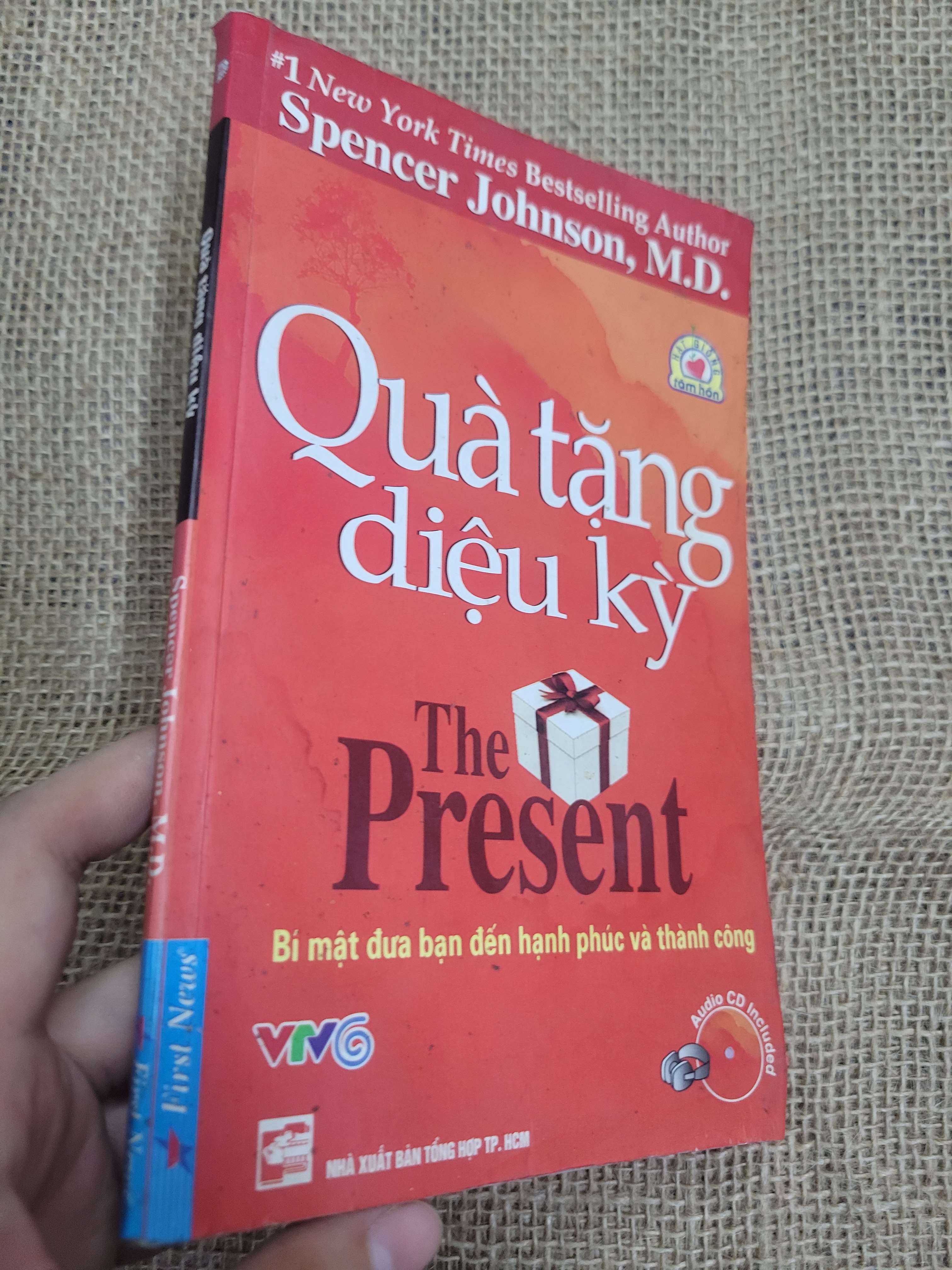 Quà tặng diệu kỳ - Bí mật đưa bạn đến hạnh phúc và thành công - Spencer Johnson, M.D. 2011 mới 60% bẩn bìa, ố, bị ẩm, có vệt nước (Sách văn học) HLSC