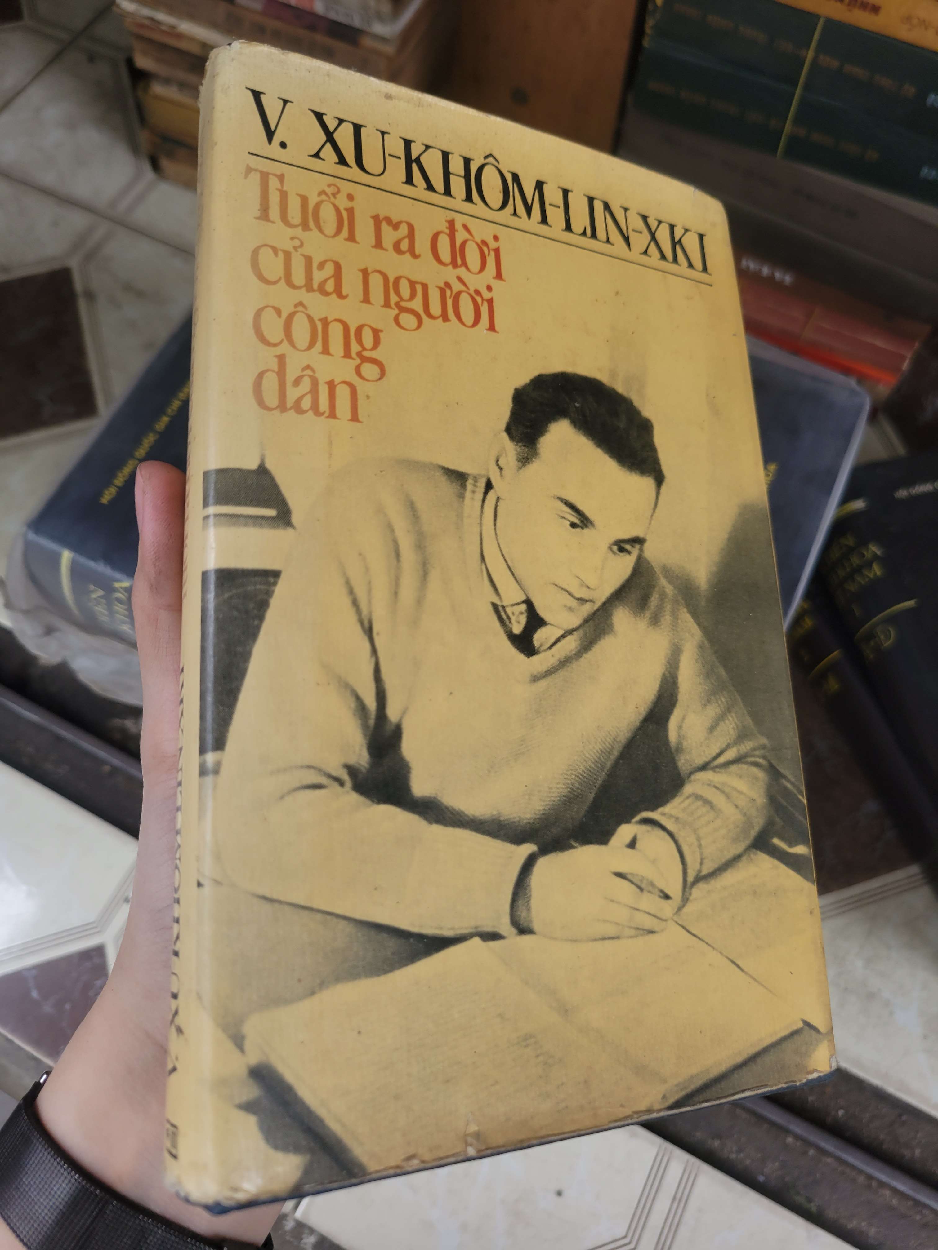 Tuổi ra đời của người công dân - V.Xu-Khom-lin-xki bìa cứng 1987 mới 70% bẩn bìa, ố, có chữ viết (Sách kỹ năng) BGB