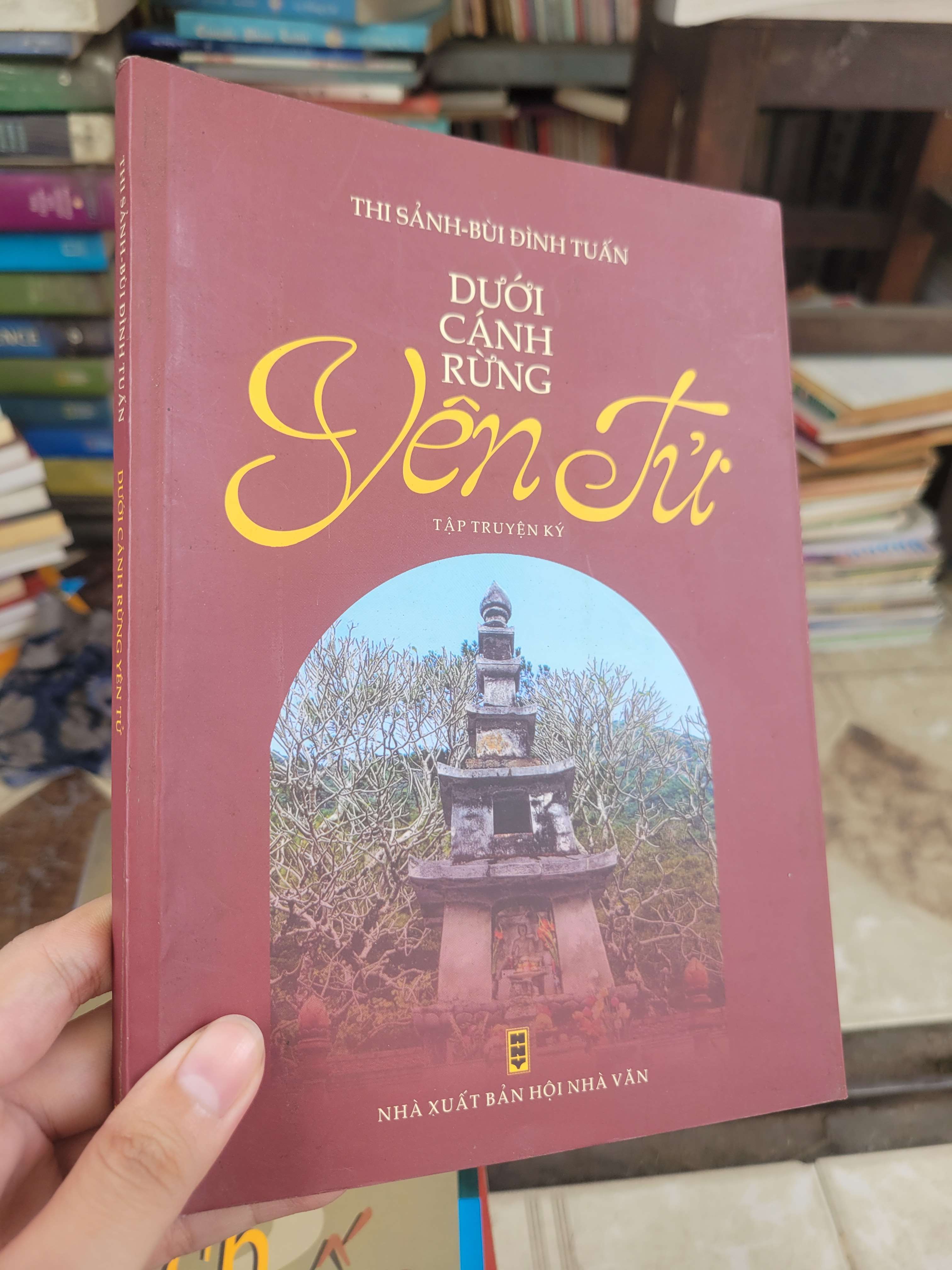Dưới cánh rừng yên tử - Thi Sảnh, Bùi Đình Tuấn sách màu 2013 mới 80% bẩn bìa, ố (Sách văn học) BGB