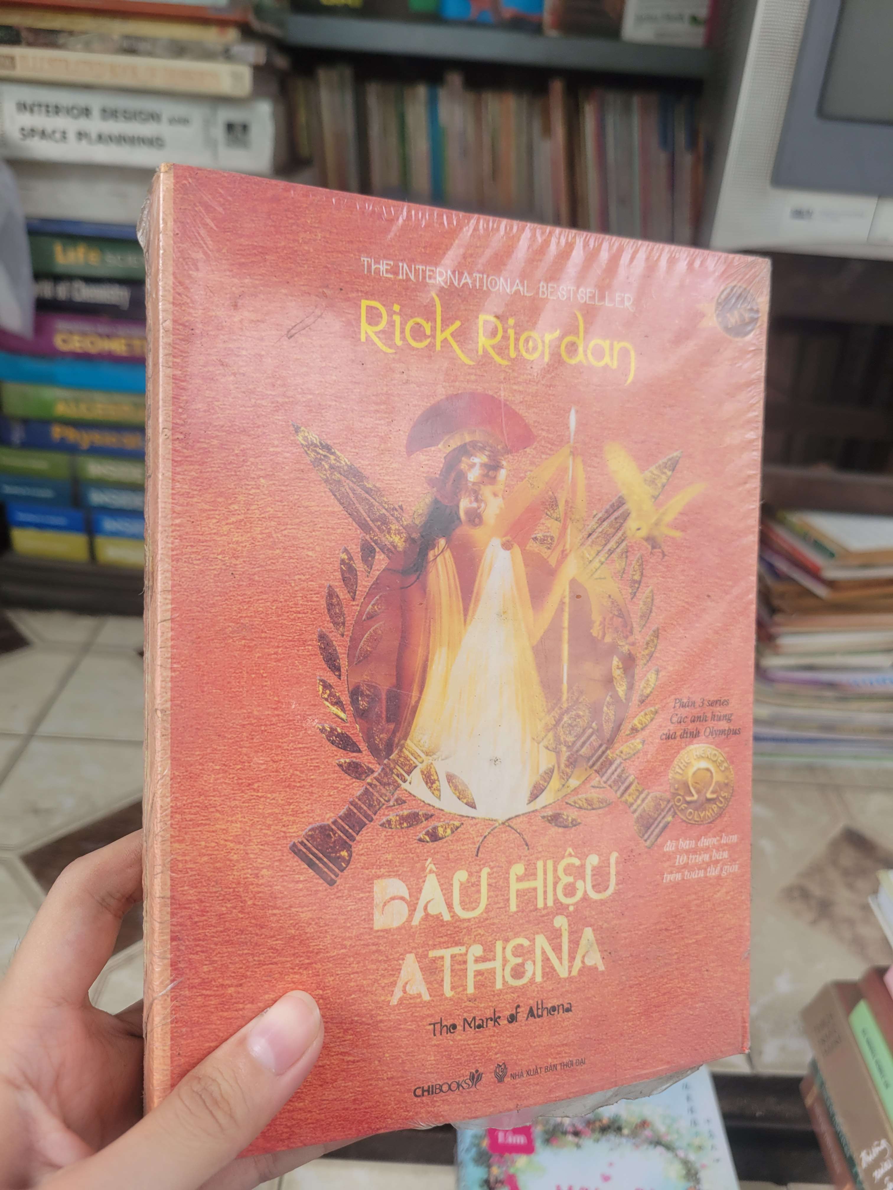 Dấu hiệu Athena - Rick Riordan mới 80% còn seal, bẩn bìa, ố (Sách văn học) BGB