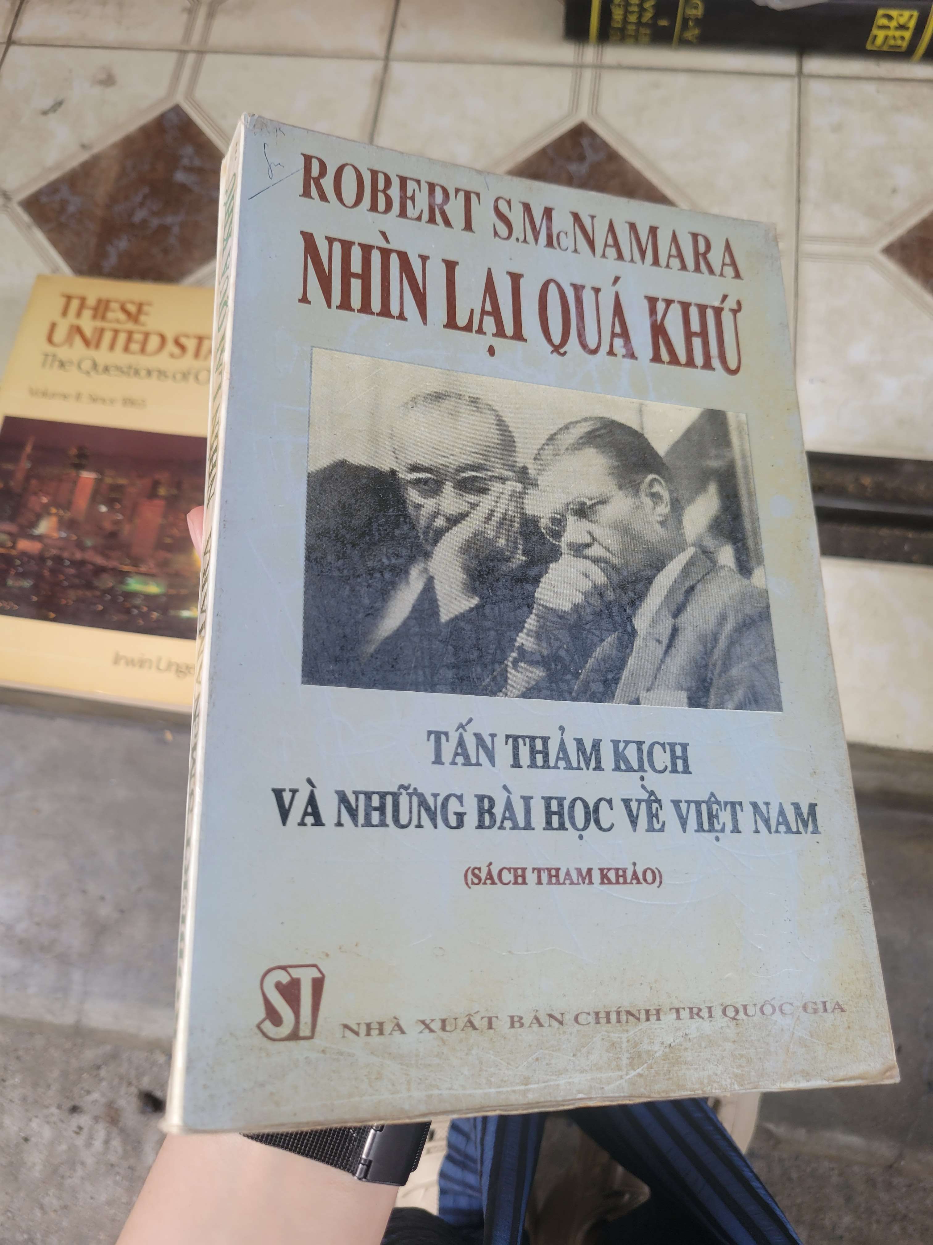 Nhìn lại quá khứ tấn thảm kịch và những bài học về Việt Nam - Robert S.McNamara 1995 mới 70% bẩn bìa, ố, có chữ viết (Sách chính trị - pháp lý) BGB