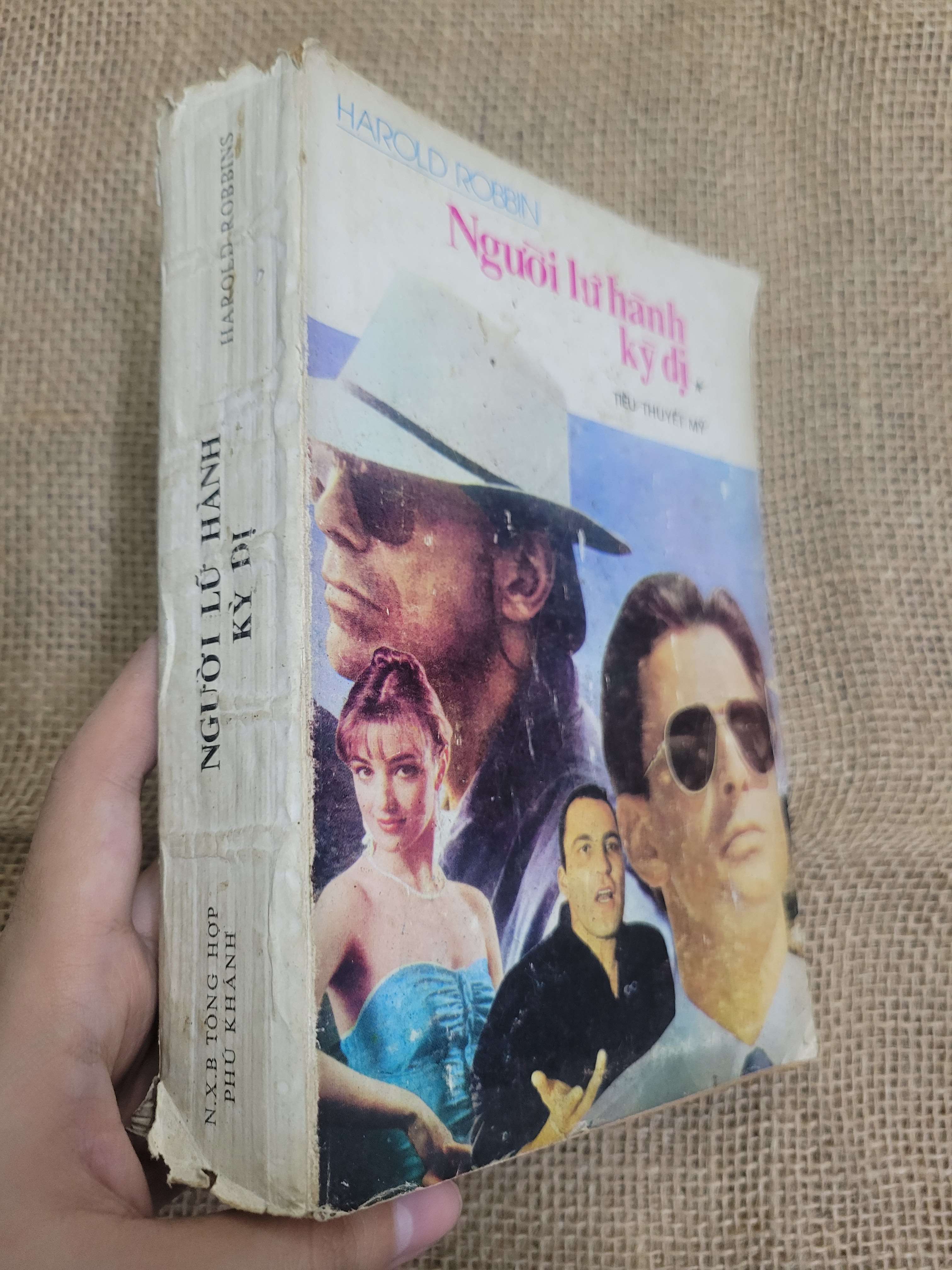 Người lữ hành kỳ dị - Harold Robbins 1989 mới 70% bẩn bìa, ố, tróc gáy, tróc bìa (Sách văn học) HLSC