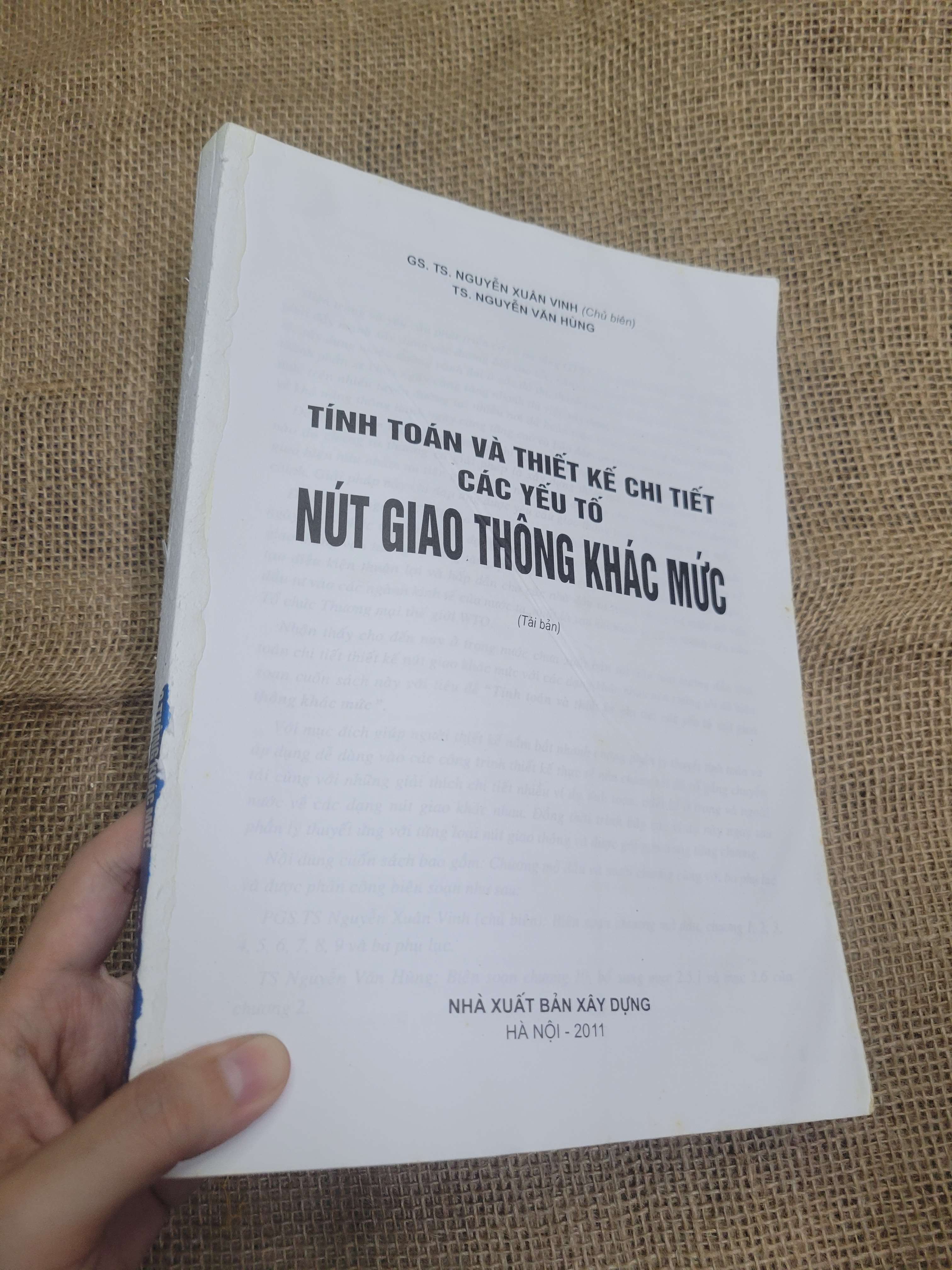 Tính toán và thiết kế chi tiết các yếu tố nút giao thông khác mức - Gs. Ts. Nguyễn Xuân Vinh, Ts. Nguyễn Văn Hùng 2011 mới 70% mất bìa, ố (Giáo trình đại học - cao đẳng) HLSC