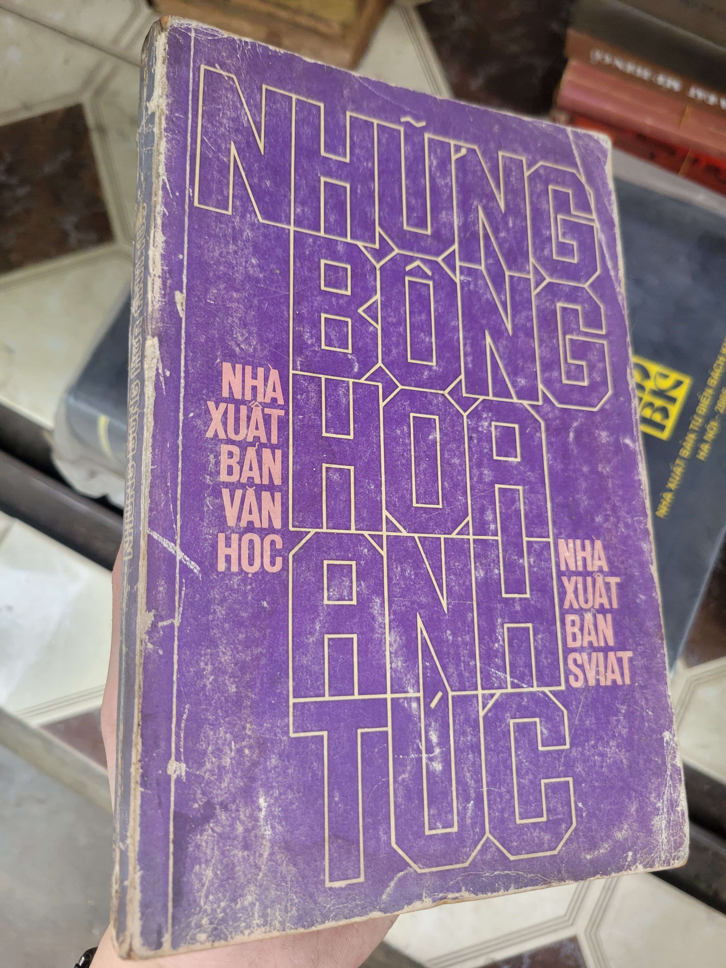 Những bông hoa anh túc 1985 mới 70% ố, bẩn bìa, có vệt nước, tróc gáy (Sách văn học) BGB