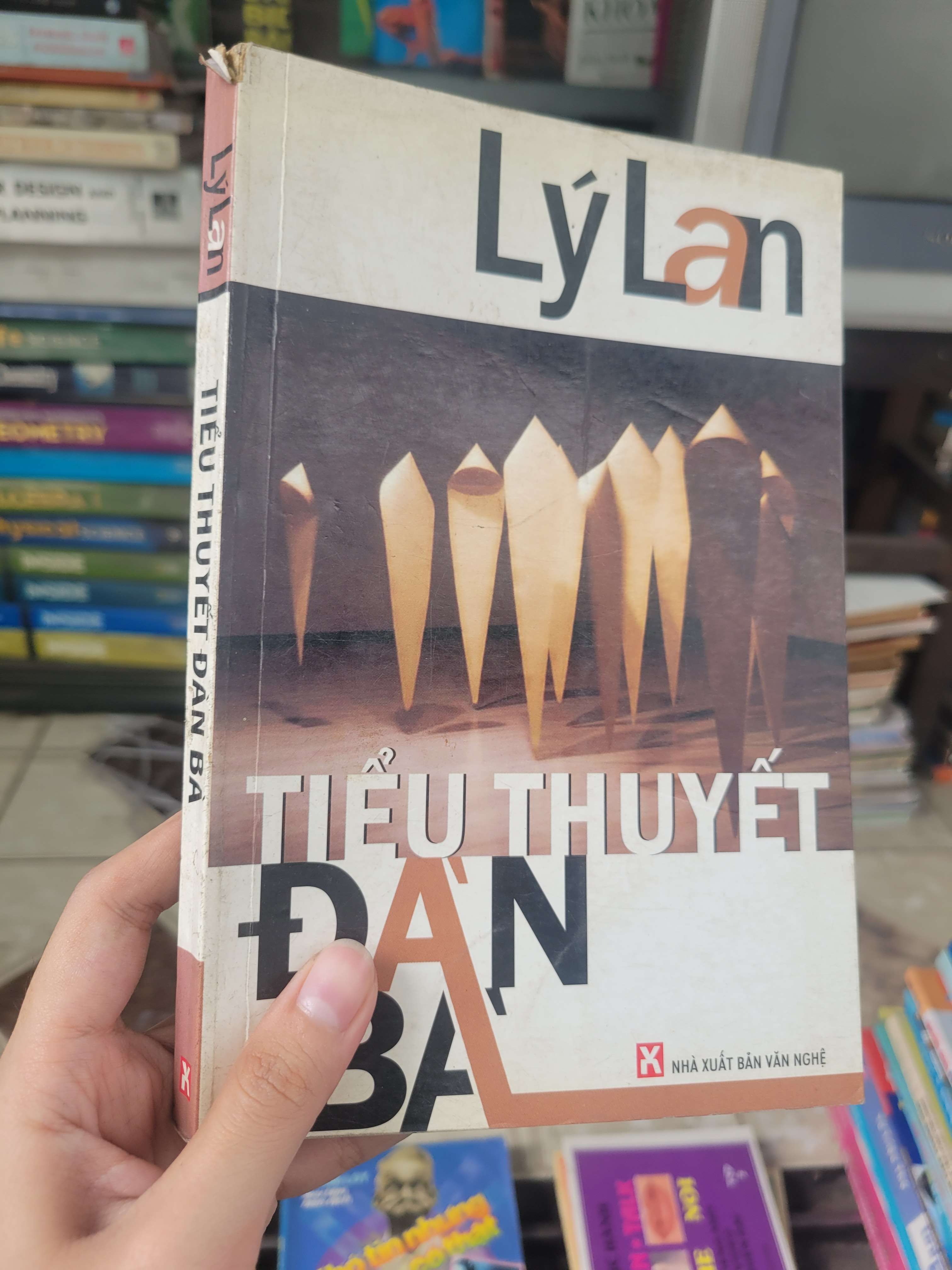 Tiểu thuyết đàn bà - Lý Lan 2008 mới 80% bẩn bìa, ố (Sách văn học) BGB
