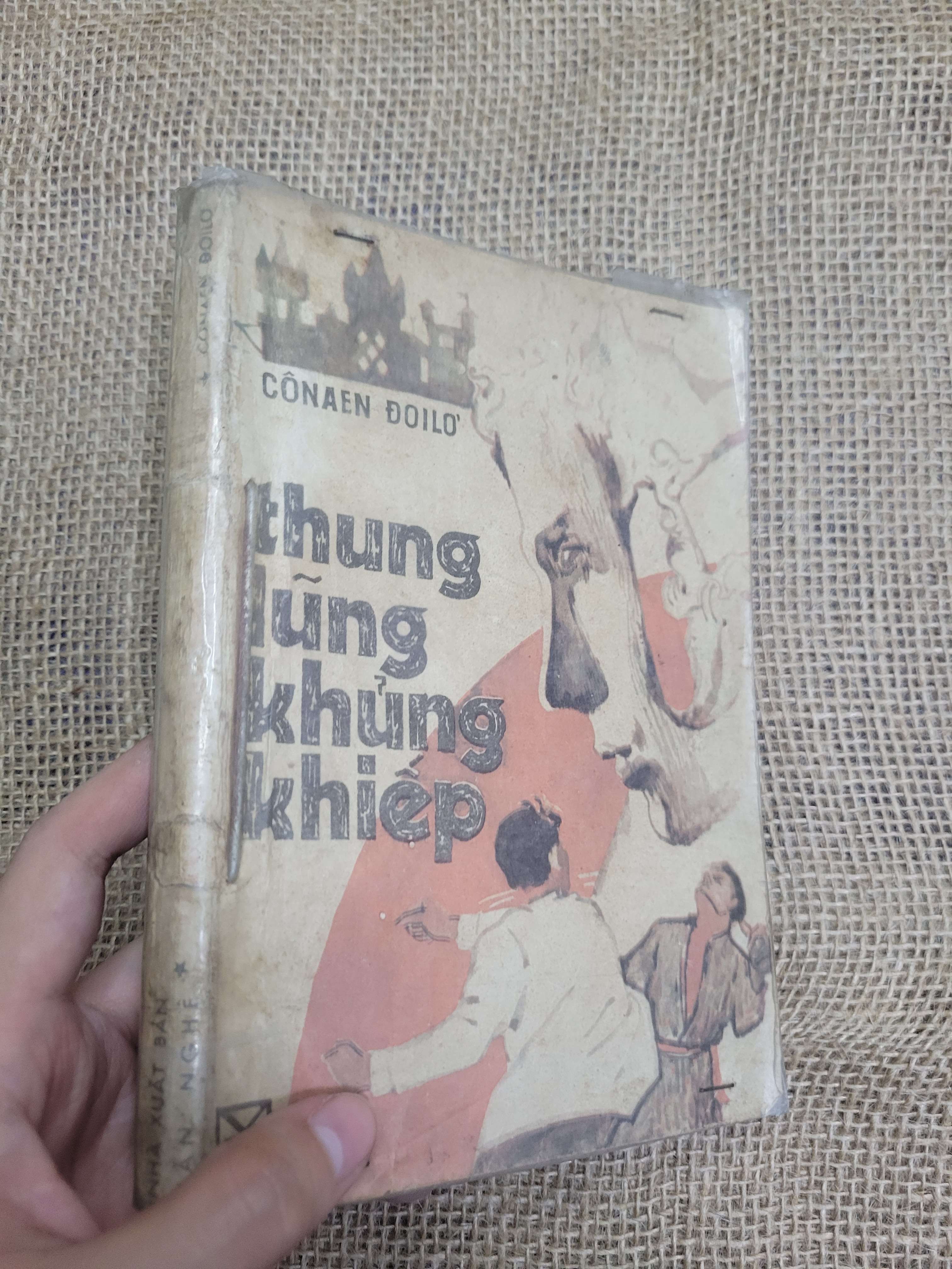 Thung lũng khủng khiếp - Conaen Doilo 1987 mới 60% bẩn bìa, ố, tróc gáy, tróc bìa (Sách văn học) HLSC