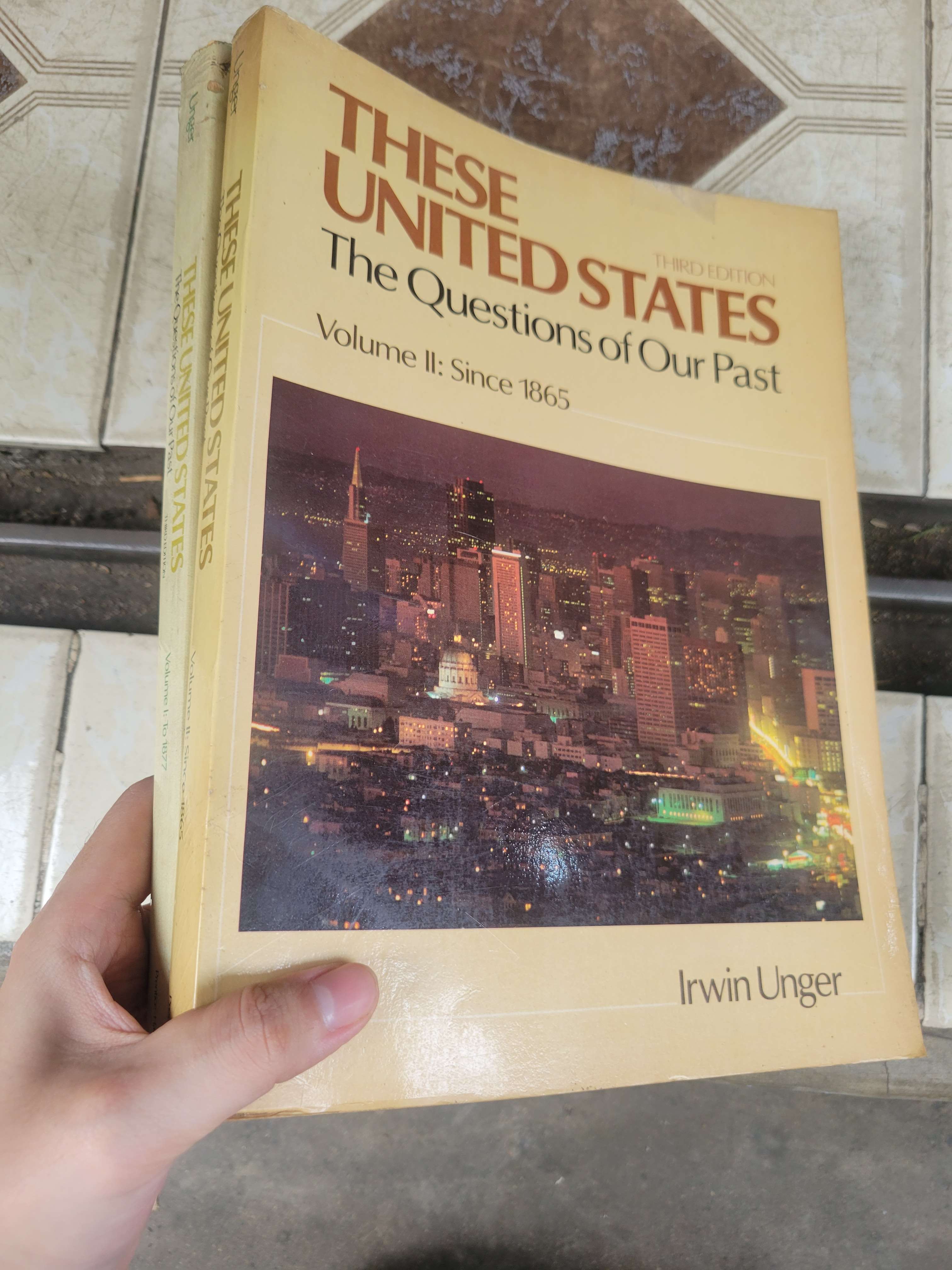 2 cuốn These United States The Questions of Our Past - Irwin Unger mới 80% ố, bẩn bìa (Sách ngoại) BGB