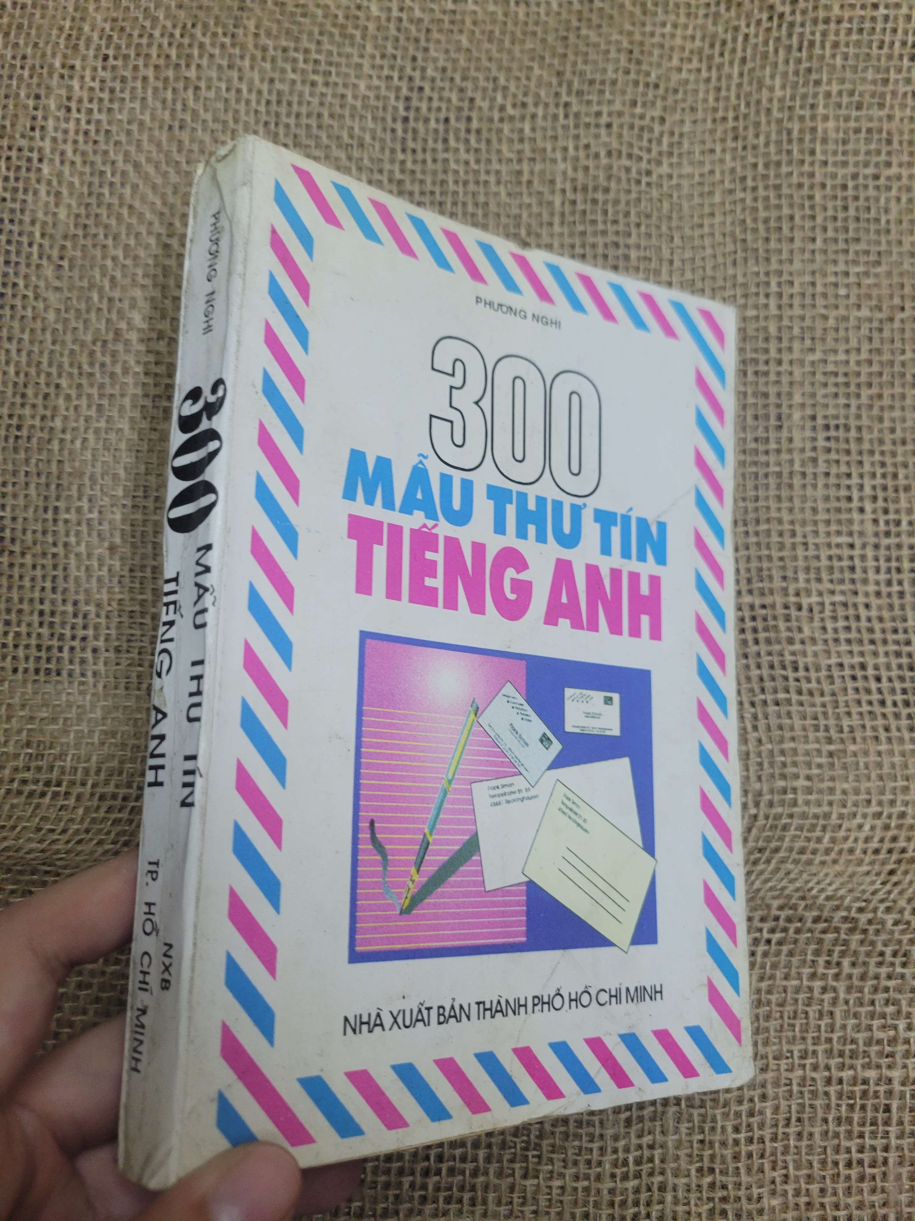 300 mẫu thư tín tiếng Anh - Phương Nghi 1995 mới 80% bẩn bìa, ố (Sách tự học tiếng Anh) HLSC