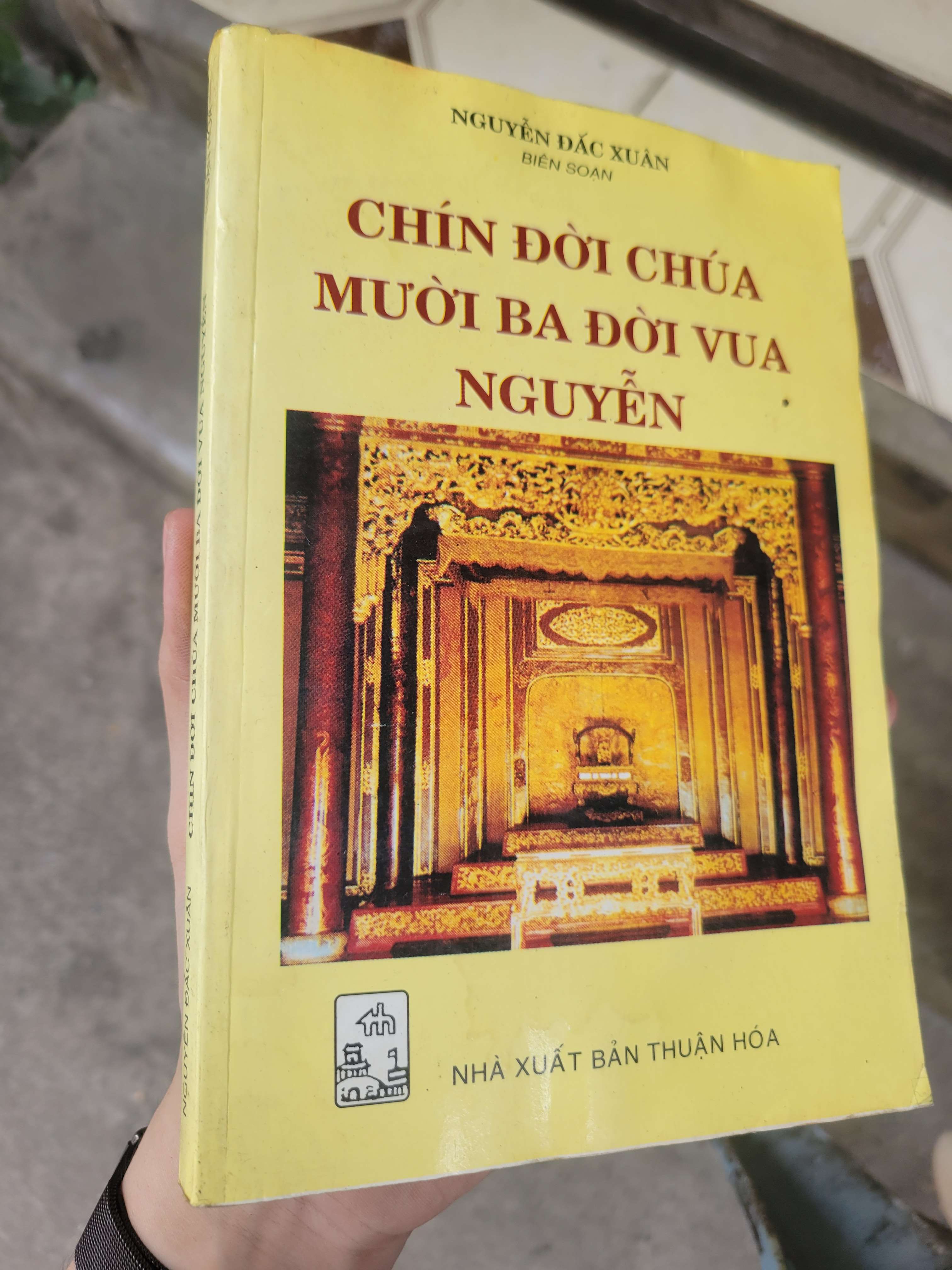 Chính đời chúa mười ba đời vua Nguyễn - Nguyễn Đắc Xuân 2001 mới 60% bẩn bìa, ố, có vệt nước, bị ẩm (Lịch sử Việt Nam) BGB