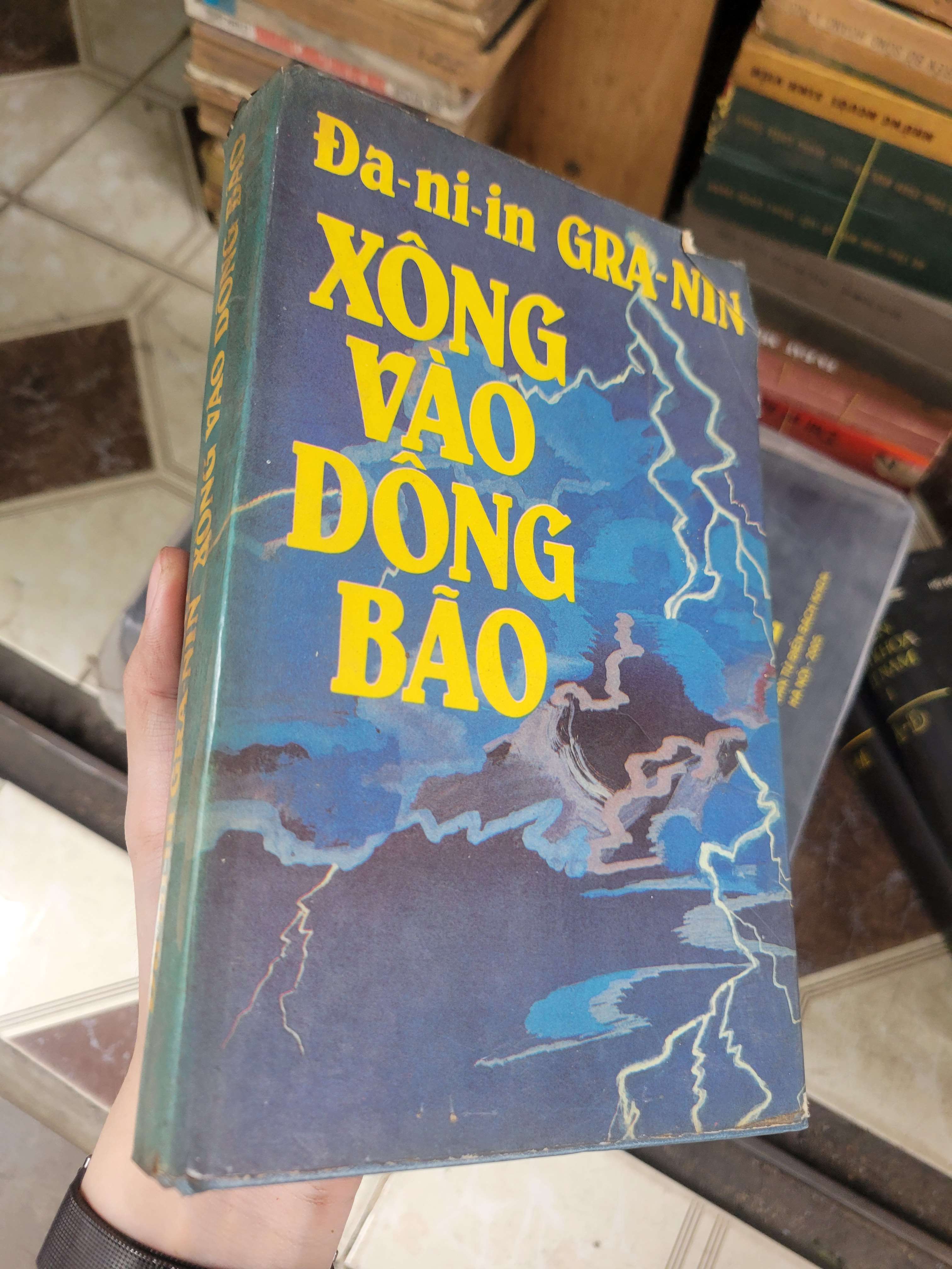 Xông vào đông bão - Đa-ni-in Gra-nin bìa cứng 1987 mới 70% bẩn bìa, ố, có vệt nước, rách áo bìa (Sách văn học) BGB