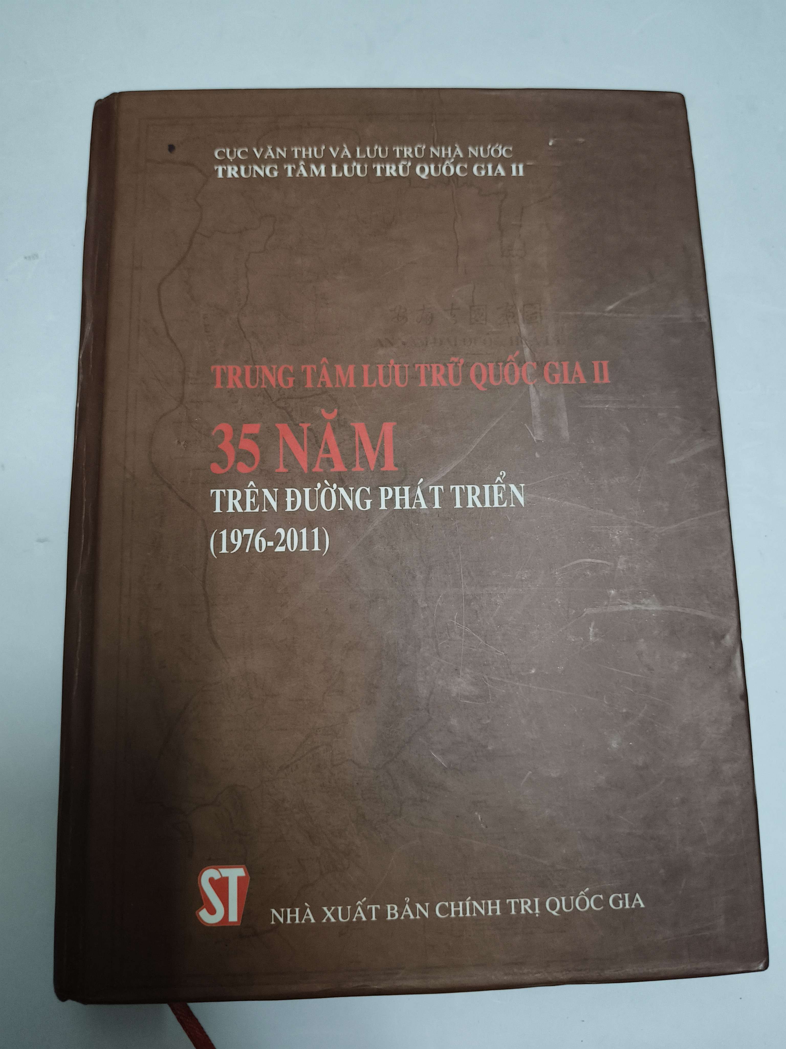 Trung tâm lưu trữ quốc gia II - 35 năm trên đường phát triển - Xb 2011 - 311 trang - Bìa cứng (Lịch sử Việt Nam) ANTQ