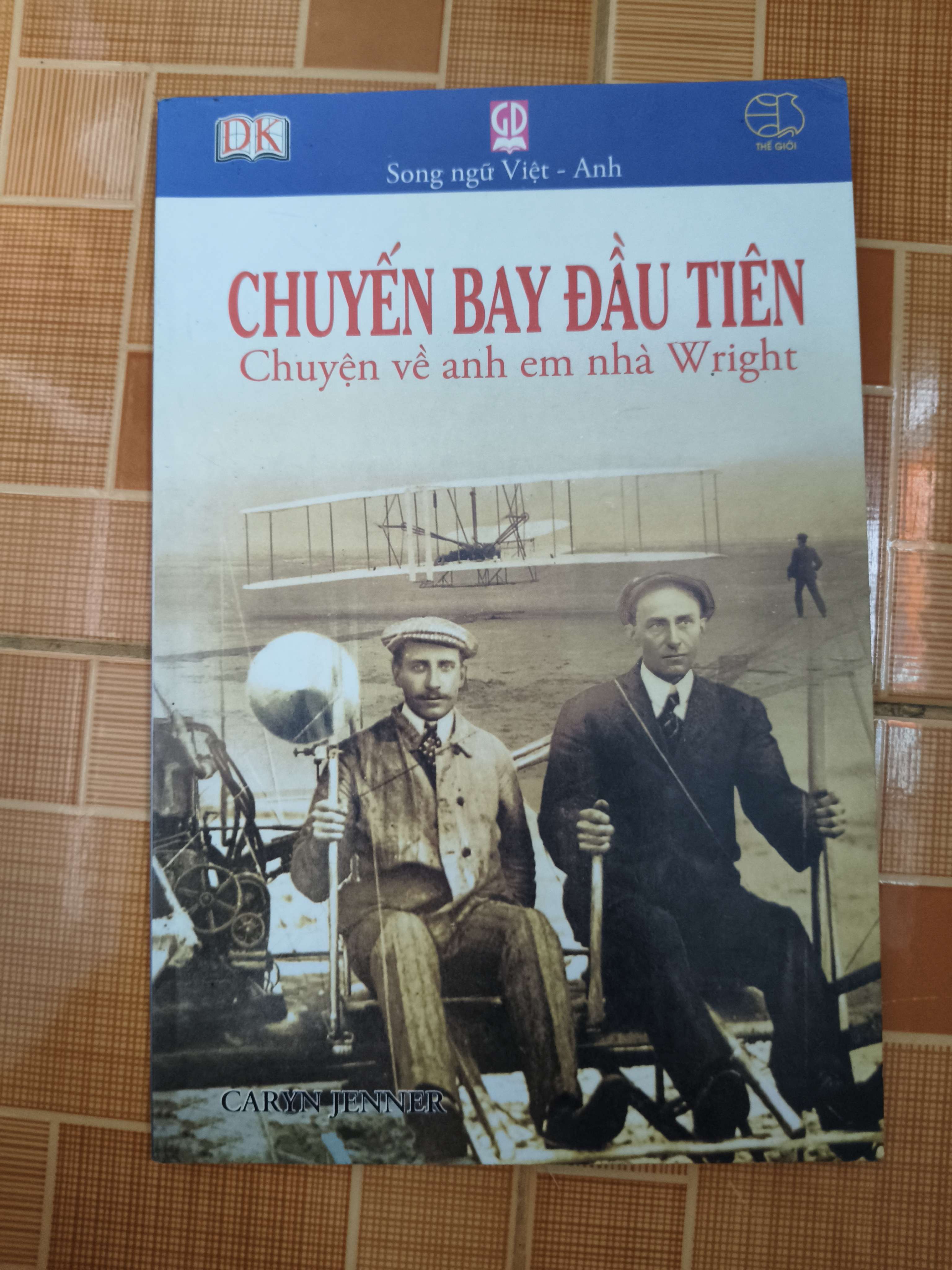 Chuyến bay đầu tiên - Xb 2007 - 48 trang  (Sách lịch sử - triết học) ANTQ