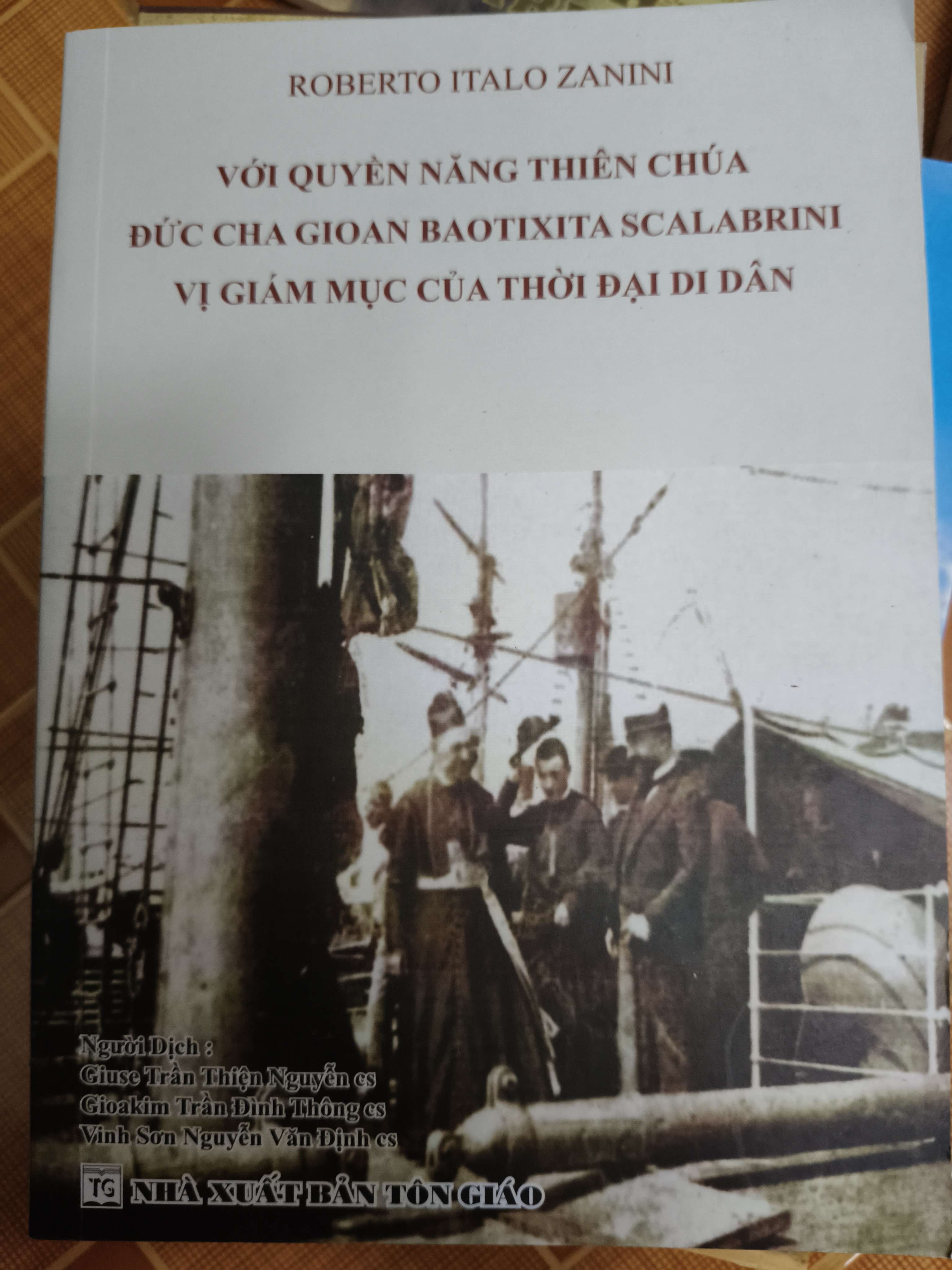 Với quyền lực thiên chúa đức cha Gioan Baotixita scalabrini vị giám mục của thời đại di dân - Xb 2019 - 287 trang (Công giáo) ANTQ
