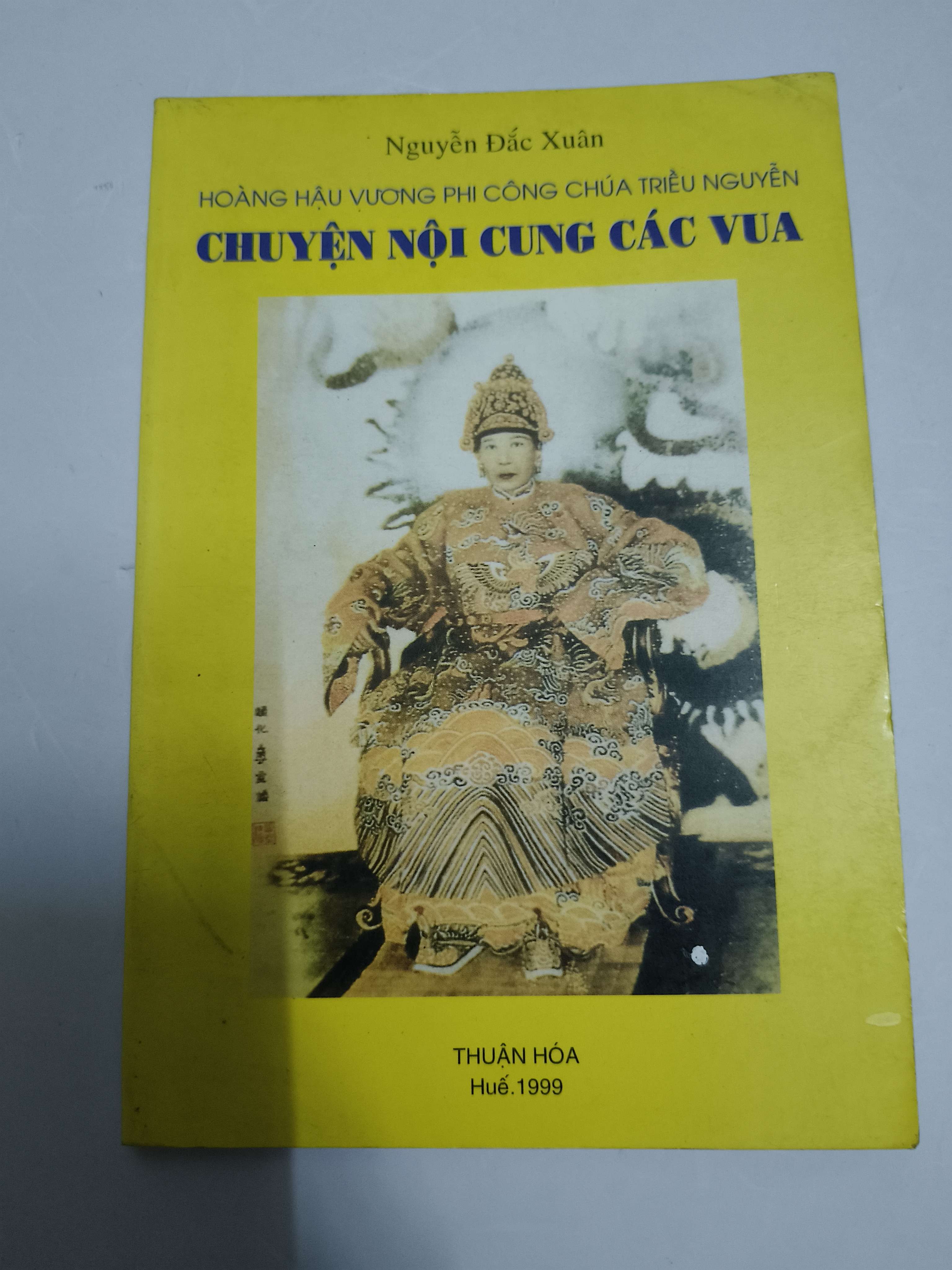 Hoàng hậu vương phi công chúa triều Nguyễn - Chuyện nội cung các vua - Xb 1999 - 123 trang (Lịch sử Việt Nam) ANTQ